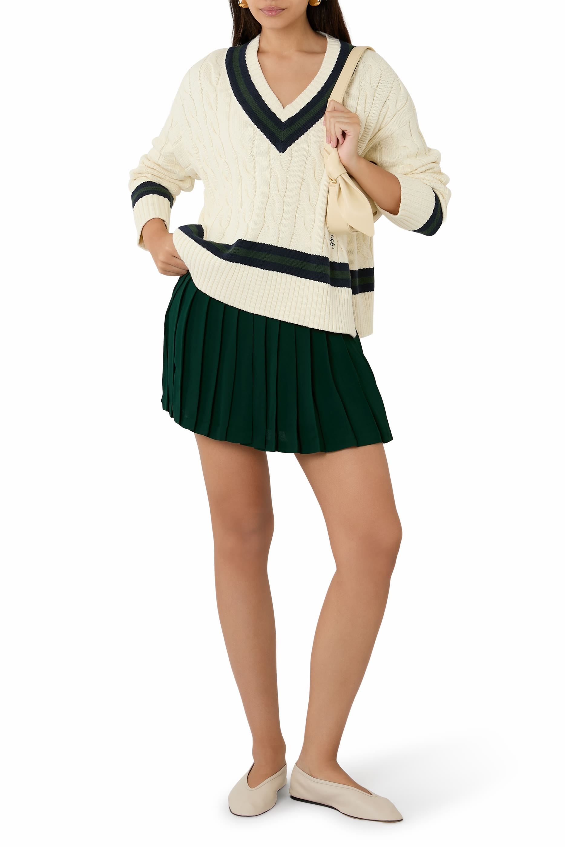 تنورة قصيرة بطيات مزينة بشعار الماركة