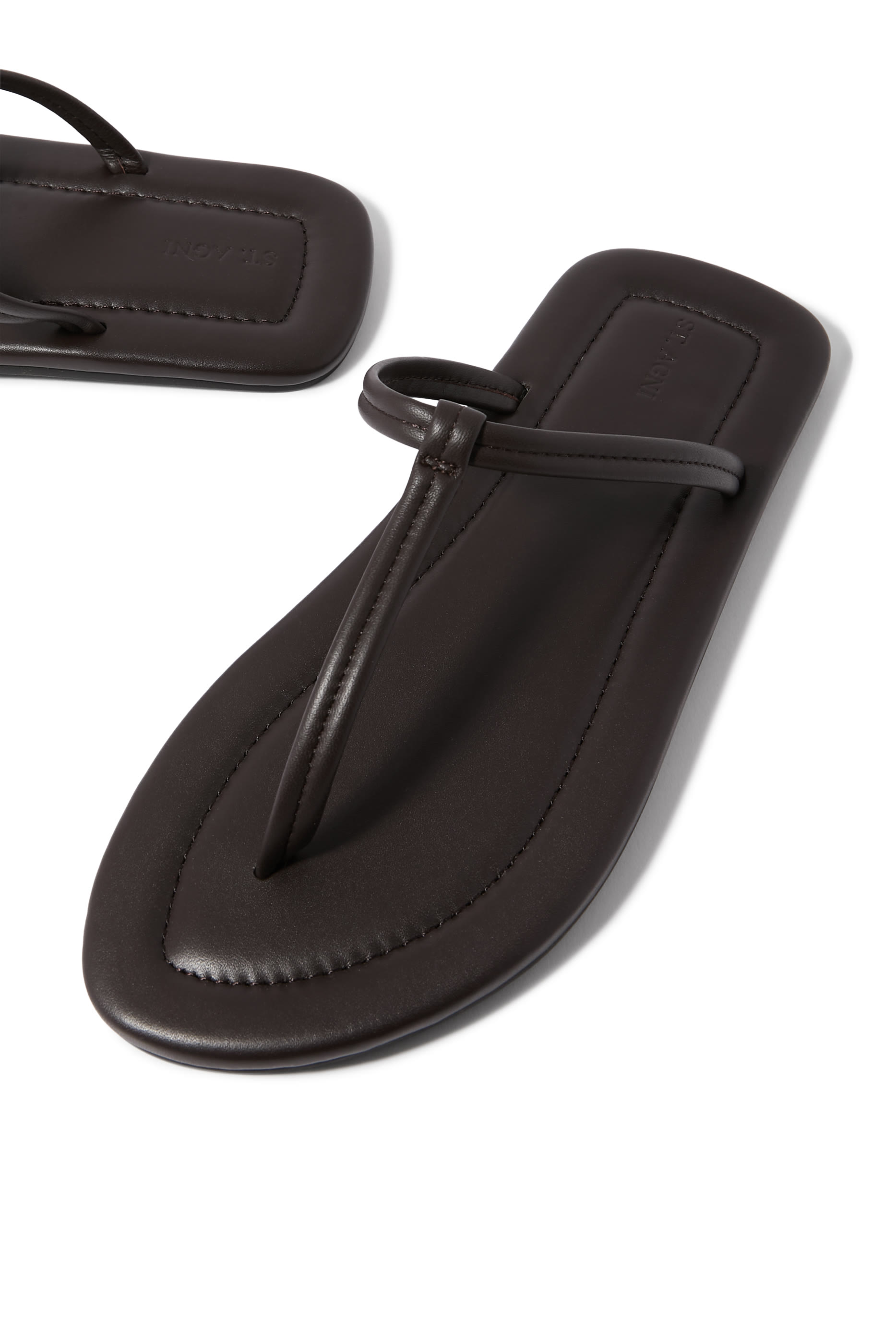 حذاء خفيف بسير على شكل حرف T