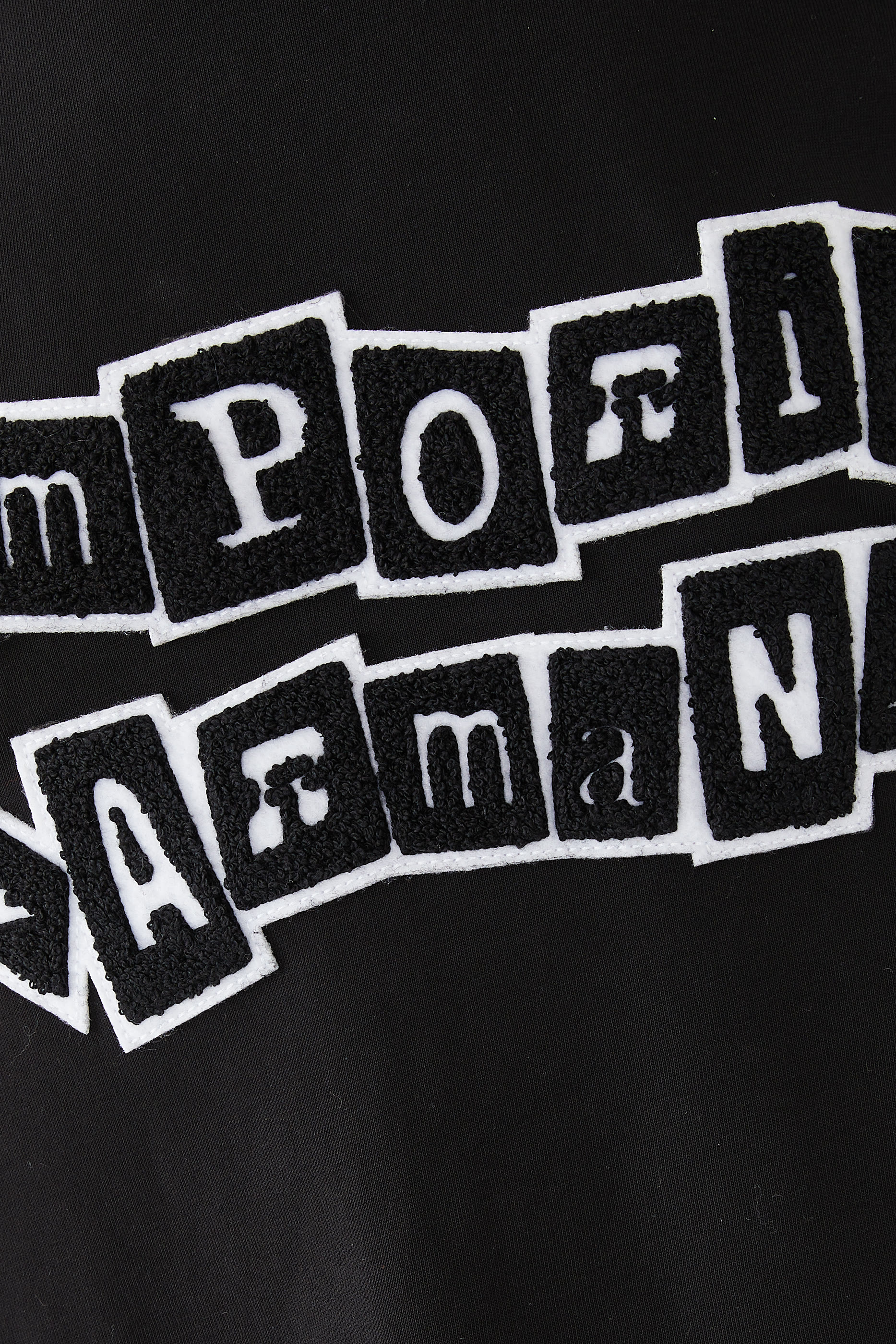 تيشيرت بشعار الماركة المطرز بتصميم ملصق