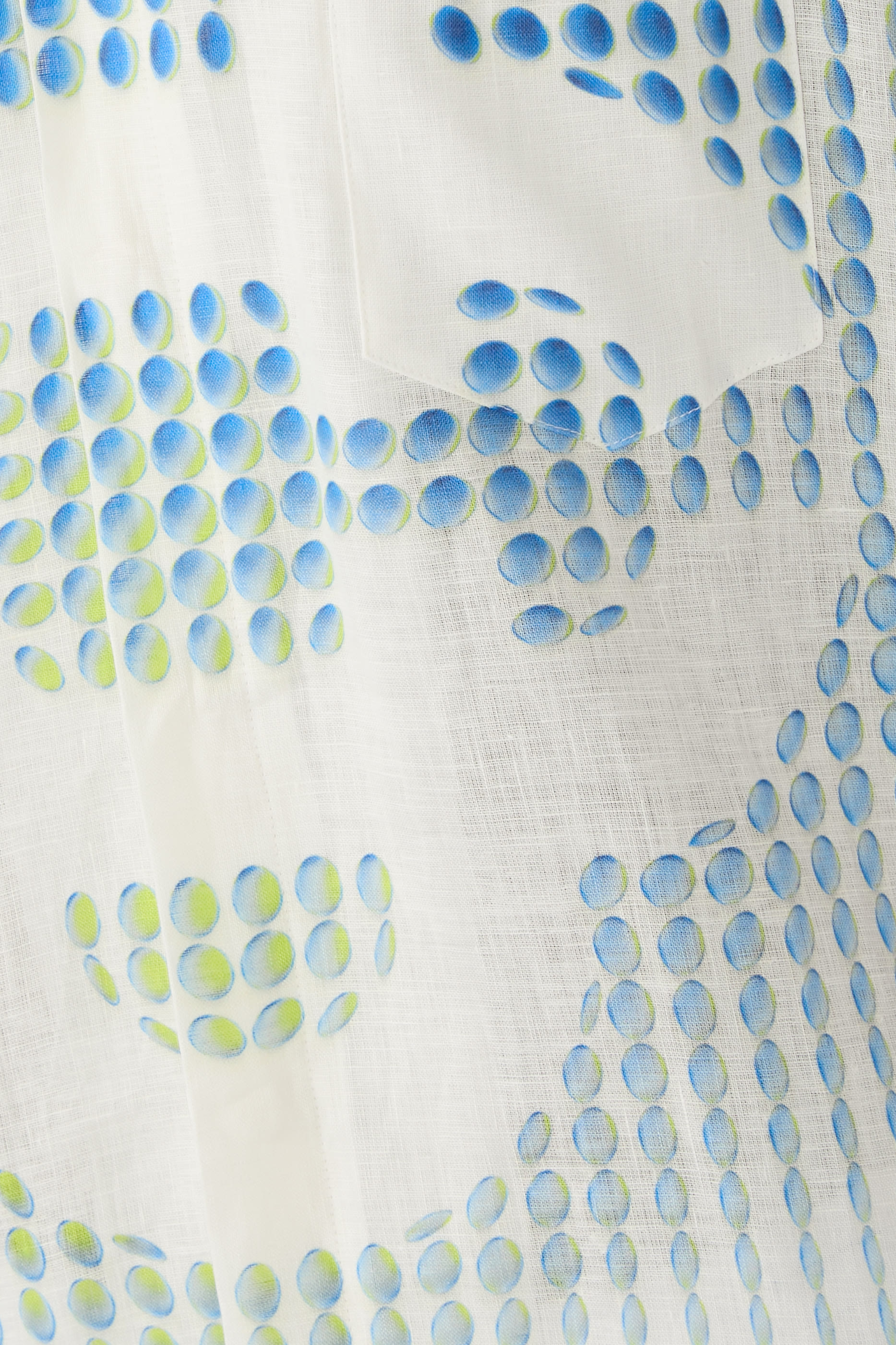 قميص بنقشة منقطة