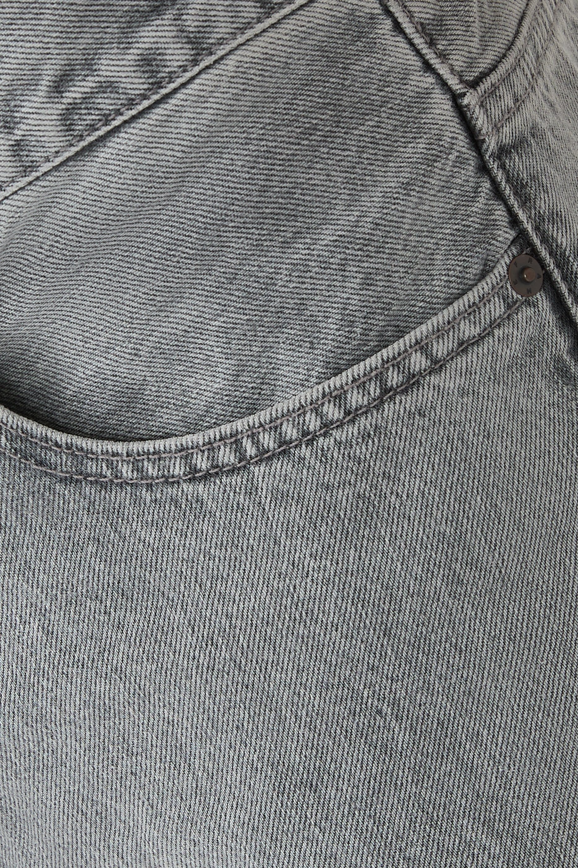 بنطال جينز بقصة ساق مستقيمة