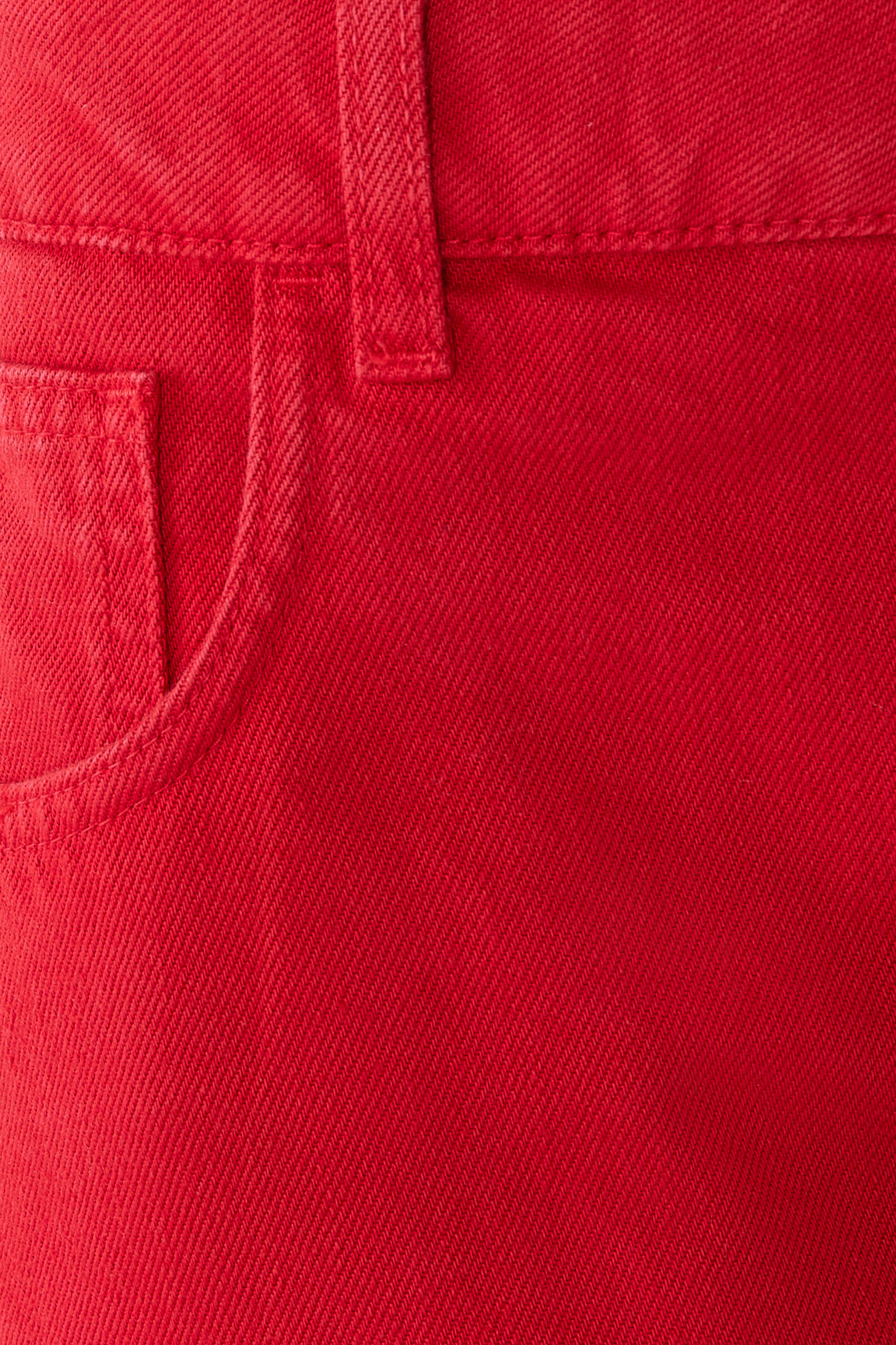 بنطال جينز بقصة فضفاضة وشعار الماركة