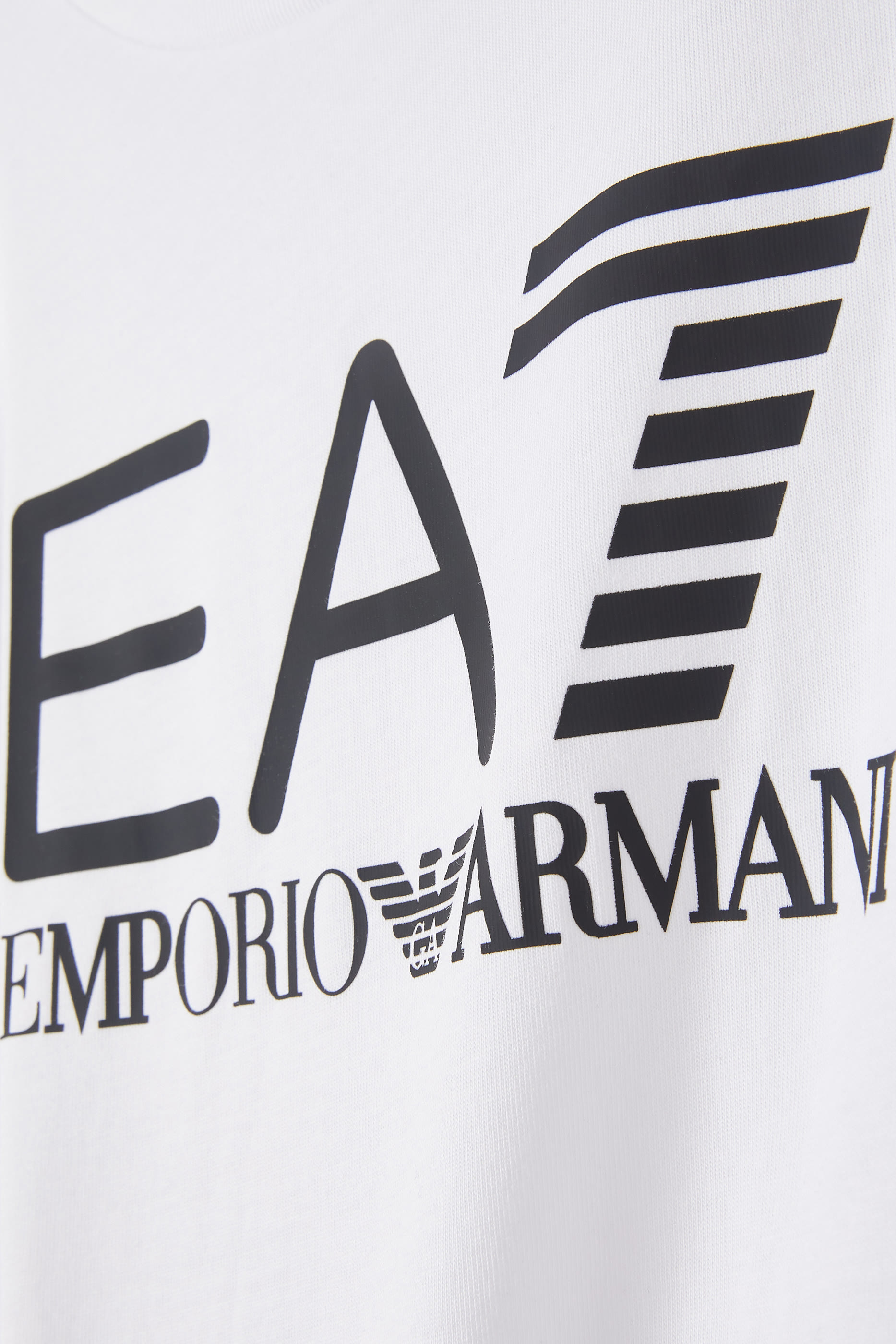 طقم تي شيرت وشورت بشعار الماركة للأطفال 