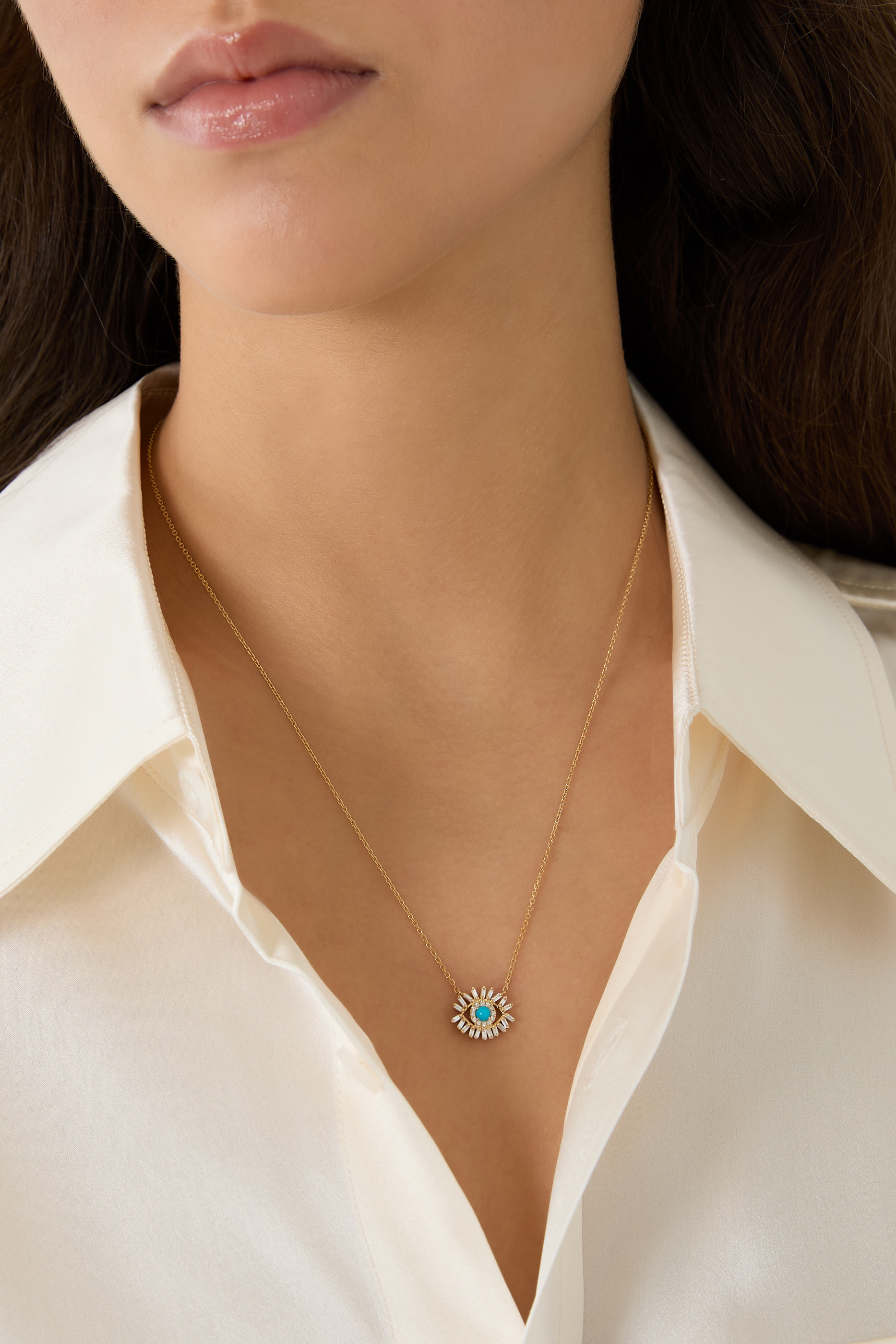 قلادة بدلاية صغيرة بتصميم عين حسود مرصعة بماس وفيروز، ذهب أصفر عيار 18