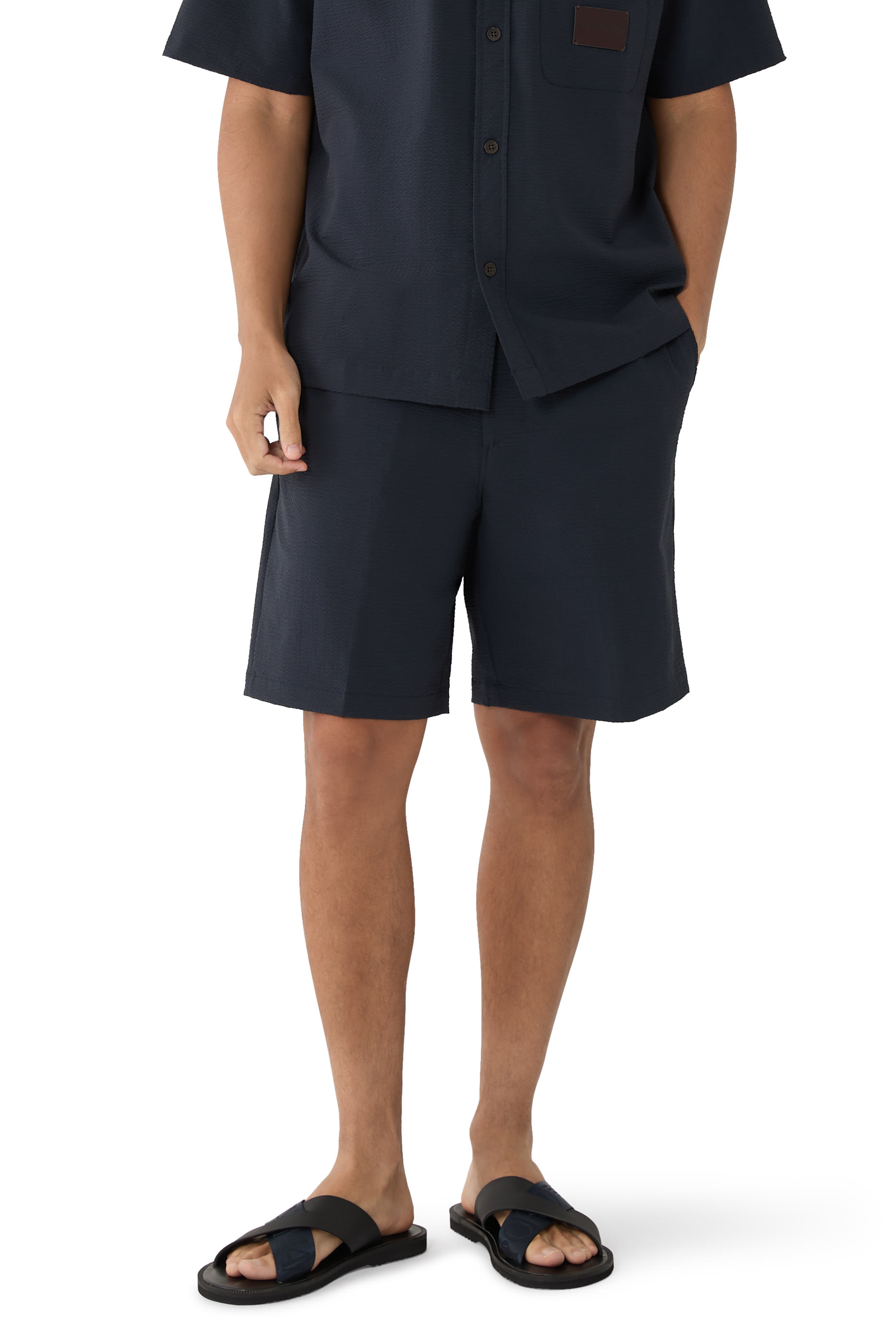 حذاء خفيف بسيور متقاطعة بشعار الماركة