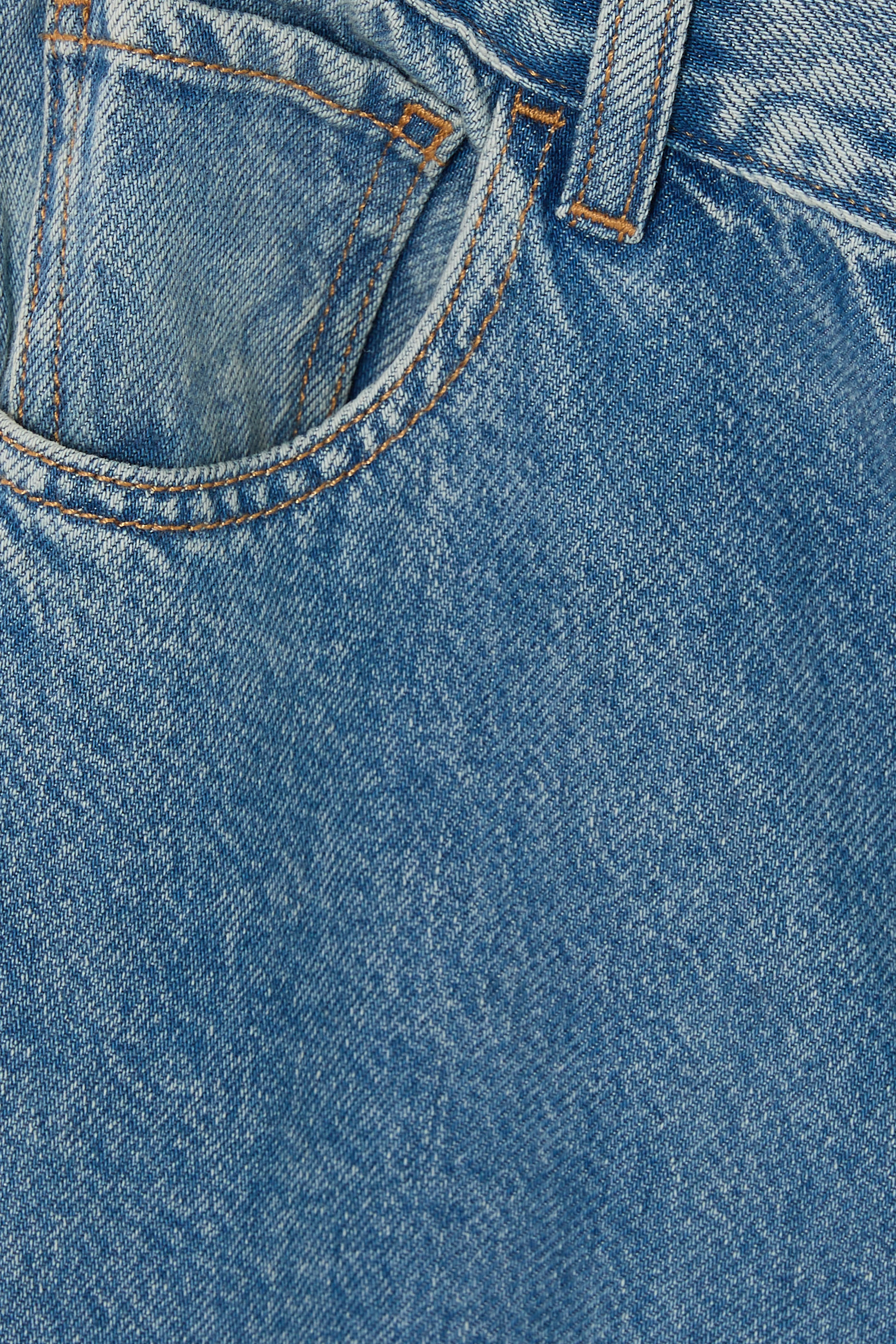 بنطال جينز بقصة ساق واسعة وخصر مرتفع