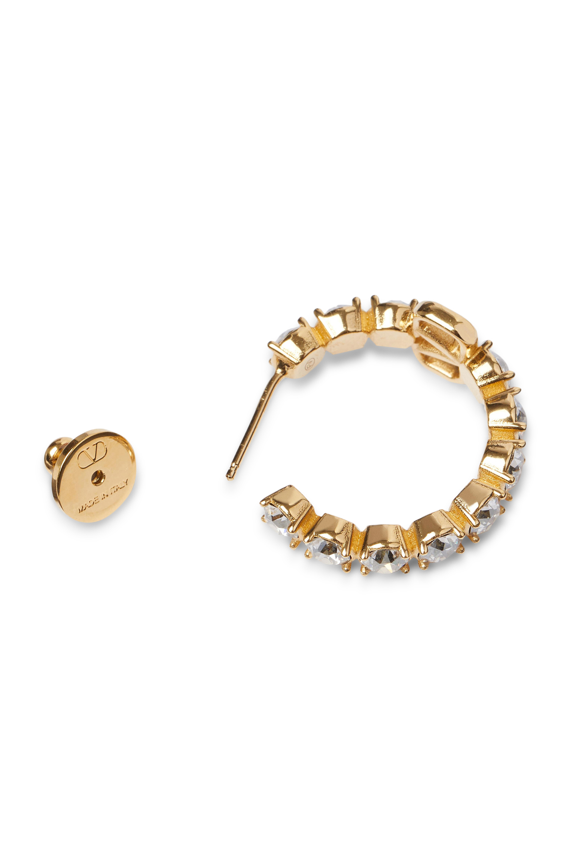 أقراط نصف دائرية مزينة بالكريستال وشعار V