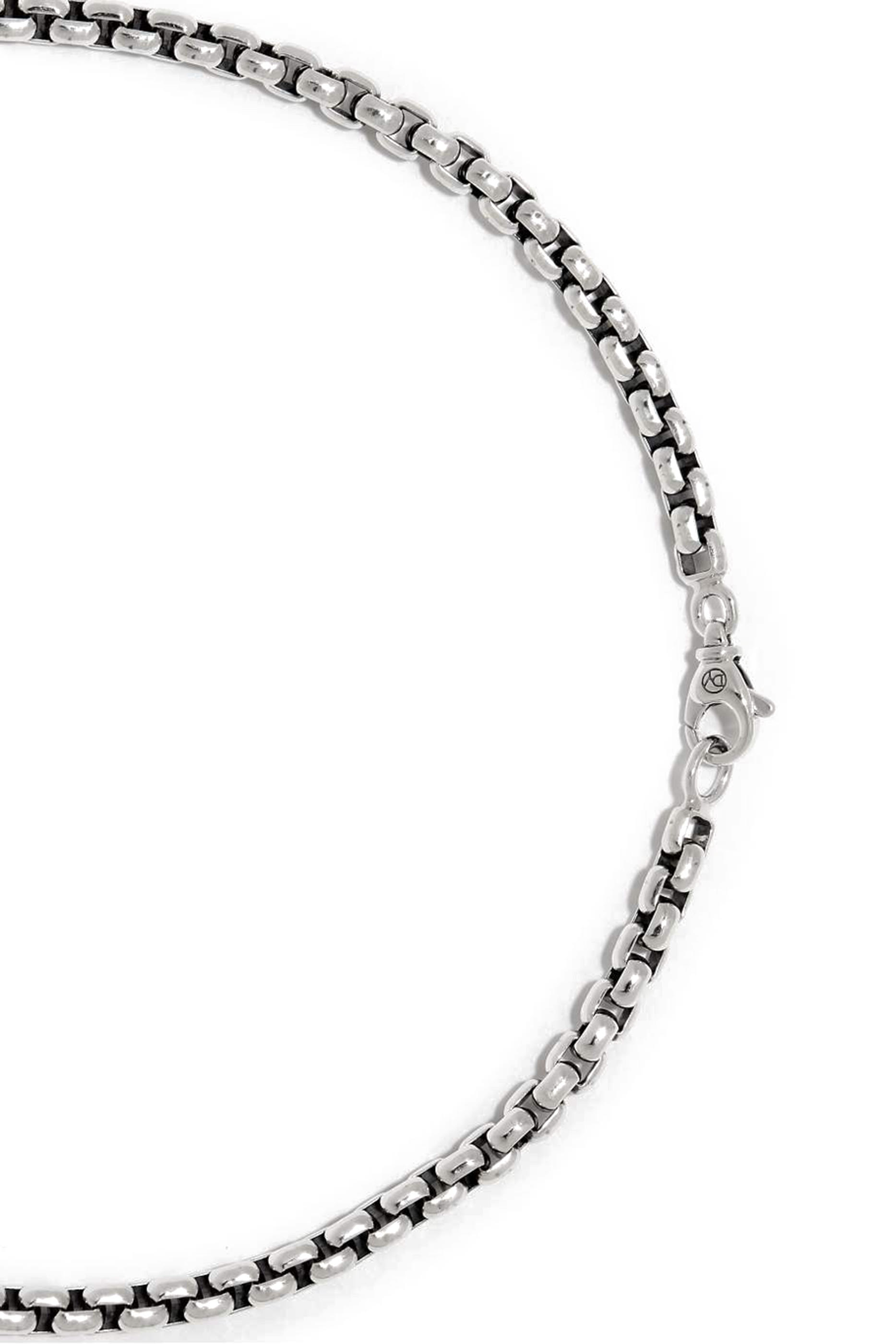 قلادة بحلقات مربعة كبيرة