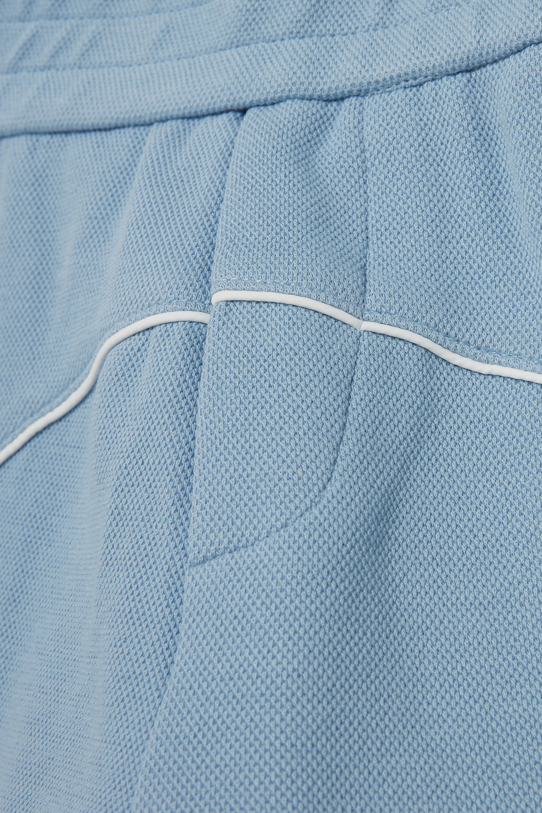 شورت بيرمودا بشعار الماركة مزين بتفاصيل بارزة جيرسيه مزدوج بيكيه للأطفال