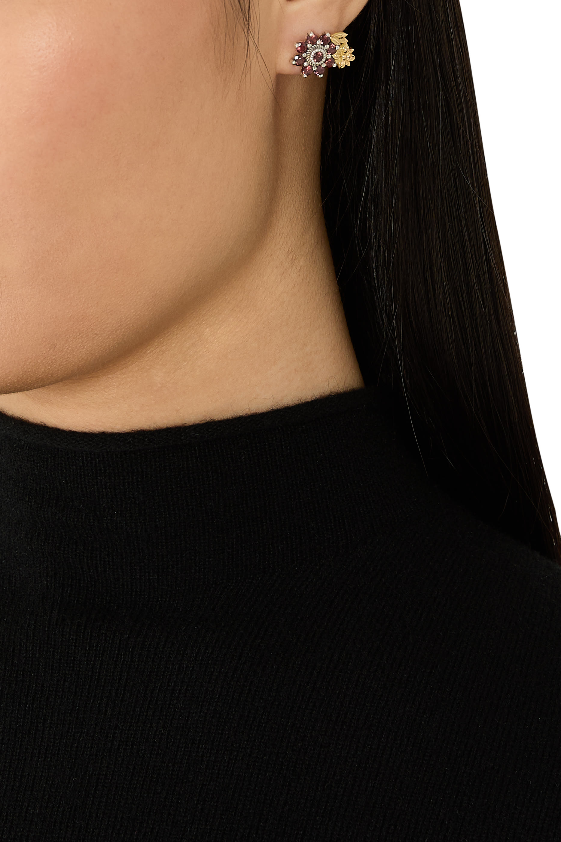 أقراط بتصميم غير متماثل مزينة بتفاصيل أزهار ومرصعة بأحجار زركونيا مكعبة، ذهب أصفر عيار 18 وفضة استرلينية.