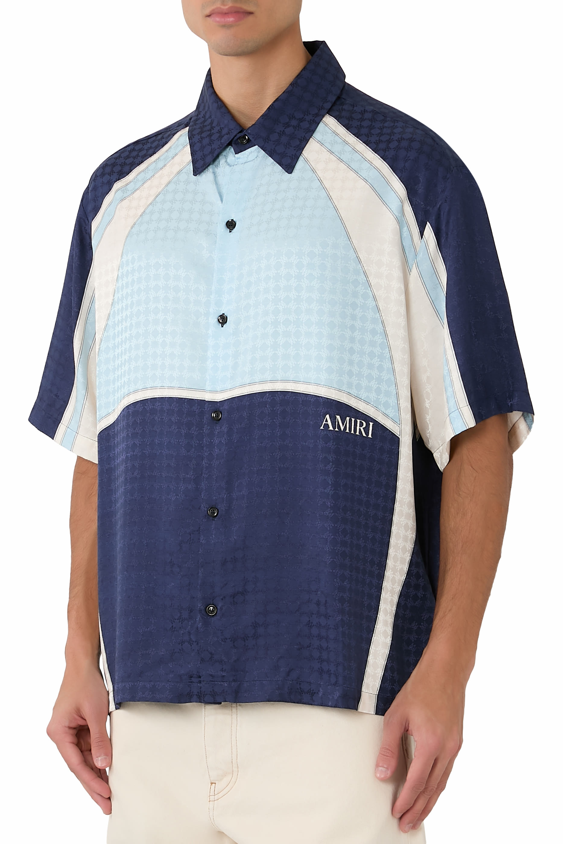 قميص بقصة فضفاضة بياقة مطوية وأجزاء بشعار الماركة