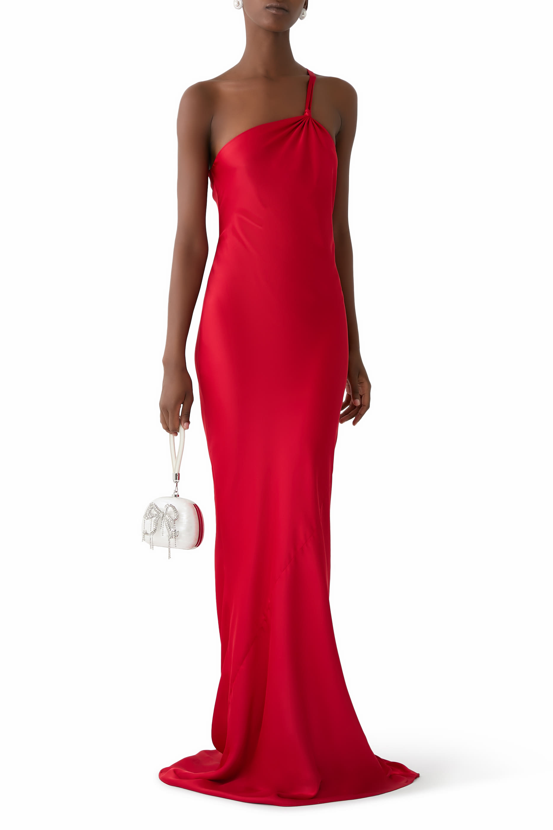 فستان سهرة بياس بكتف مكشوف