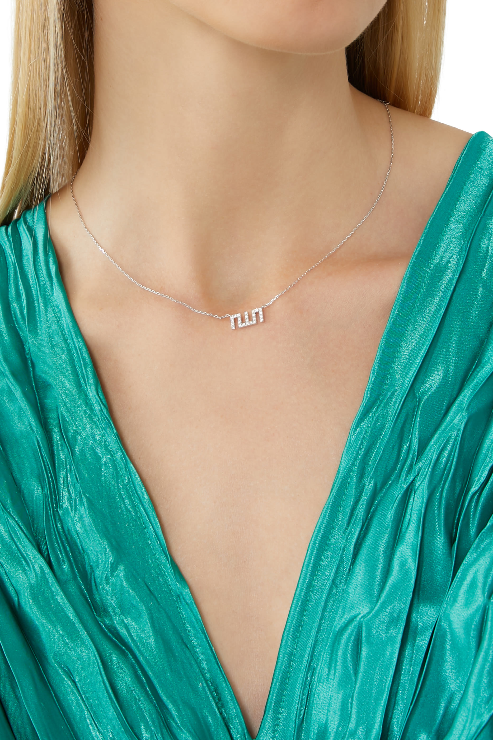 قلادة بدلاية بتصميم لفظ الجلالة متوسطة مرصعة بالماس ذهب أبيض عيار 18