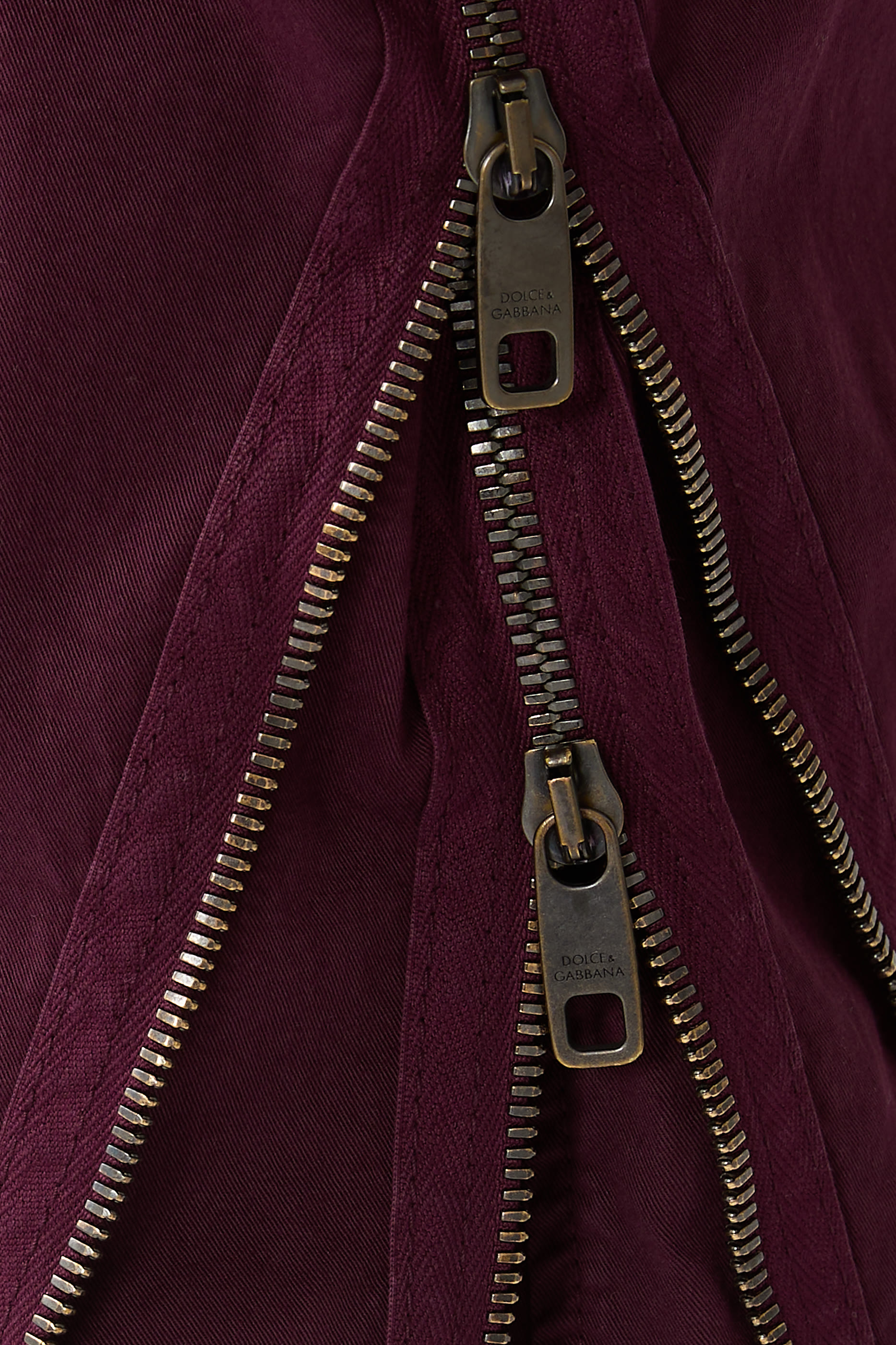 بنطال بجيوب وشعار الماركة