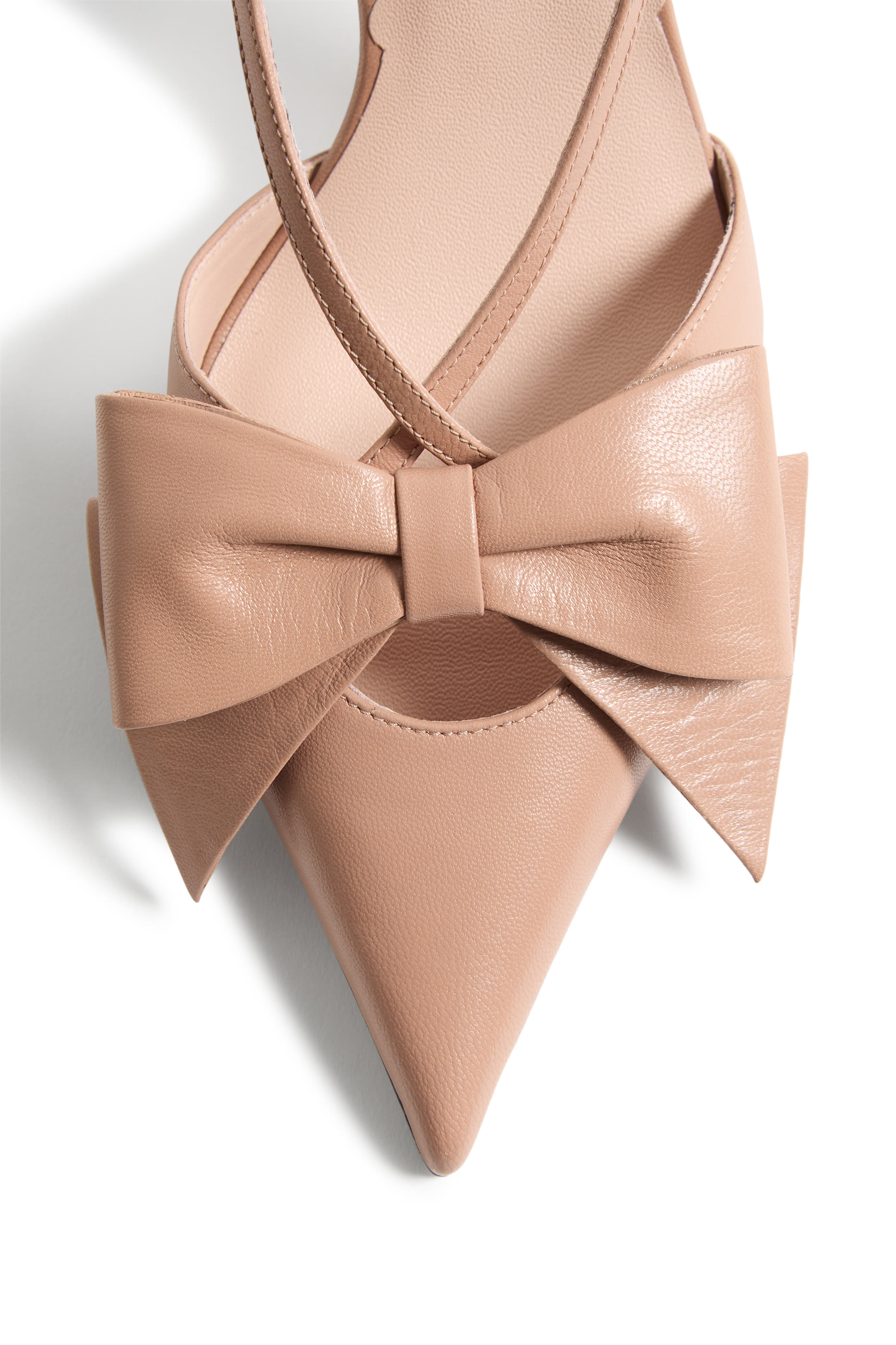 حذاء كلاسيكي 85 بسير خلفي وربطة فيونكة