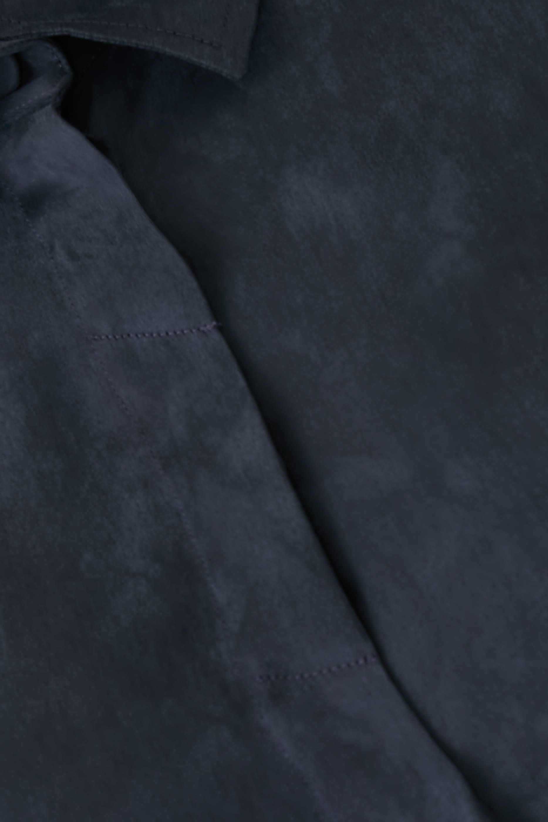 قميص بأكمام طويلة وأزرار سفلية