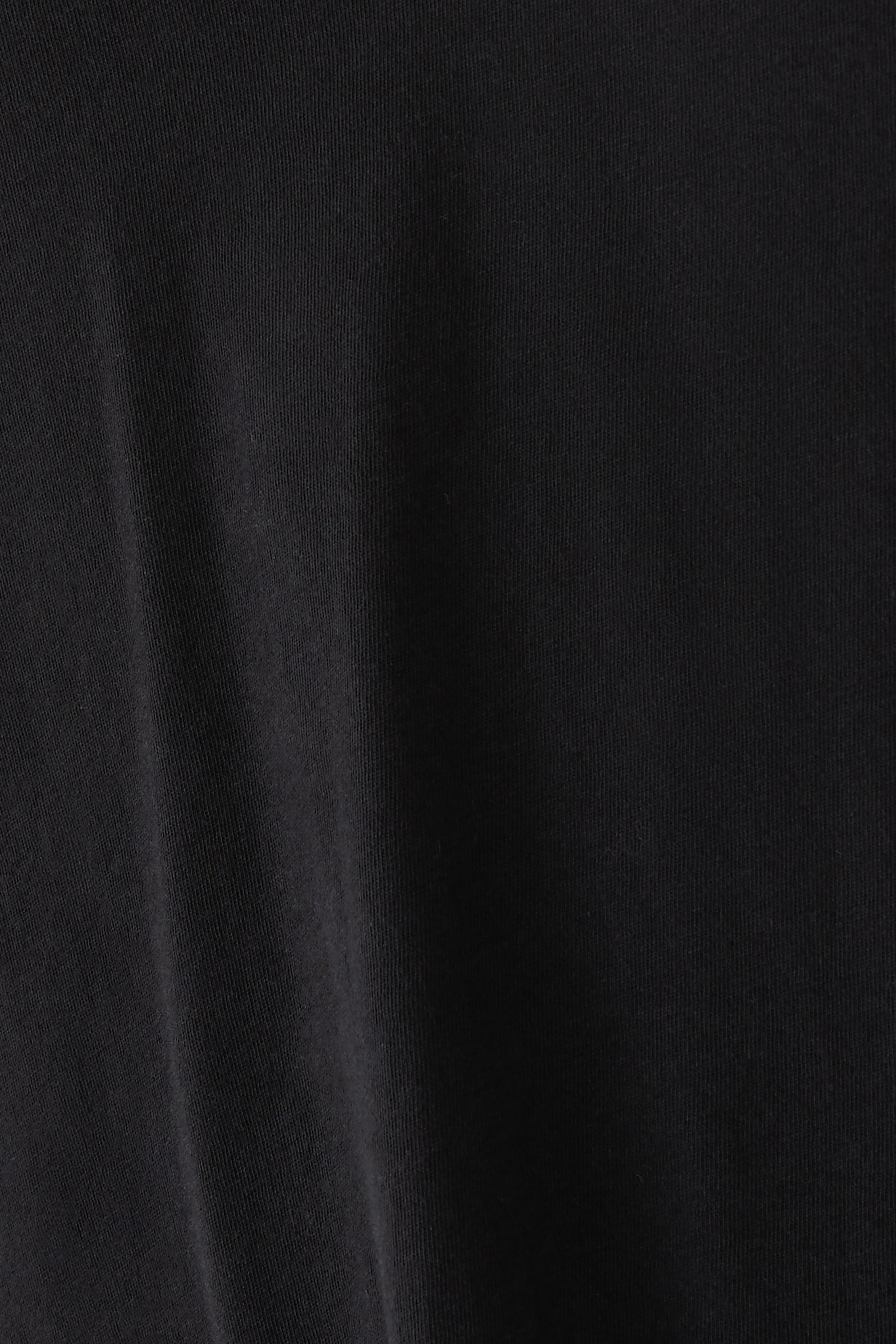 تيشيرت بياقة على شكل حرف V متوسط الطول