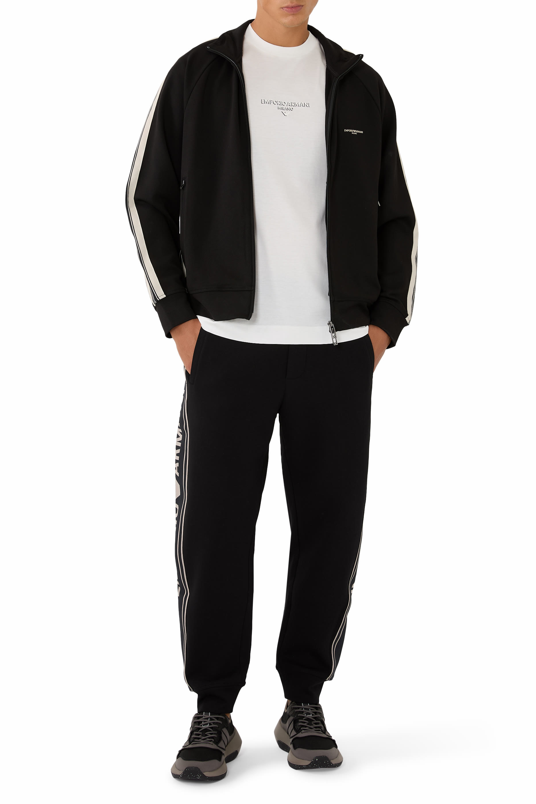 تيشيرت بأكمام قصيرة وشعار الماركة