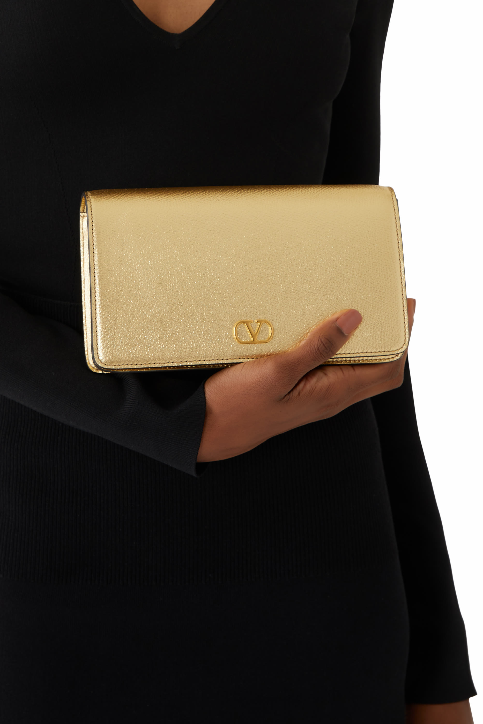 حقيبة صغيرة بشعار الماركة