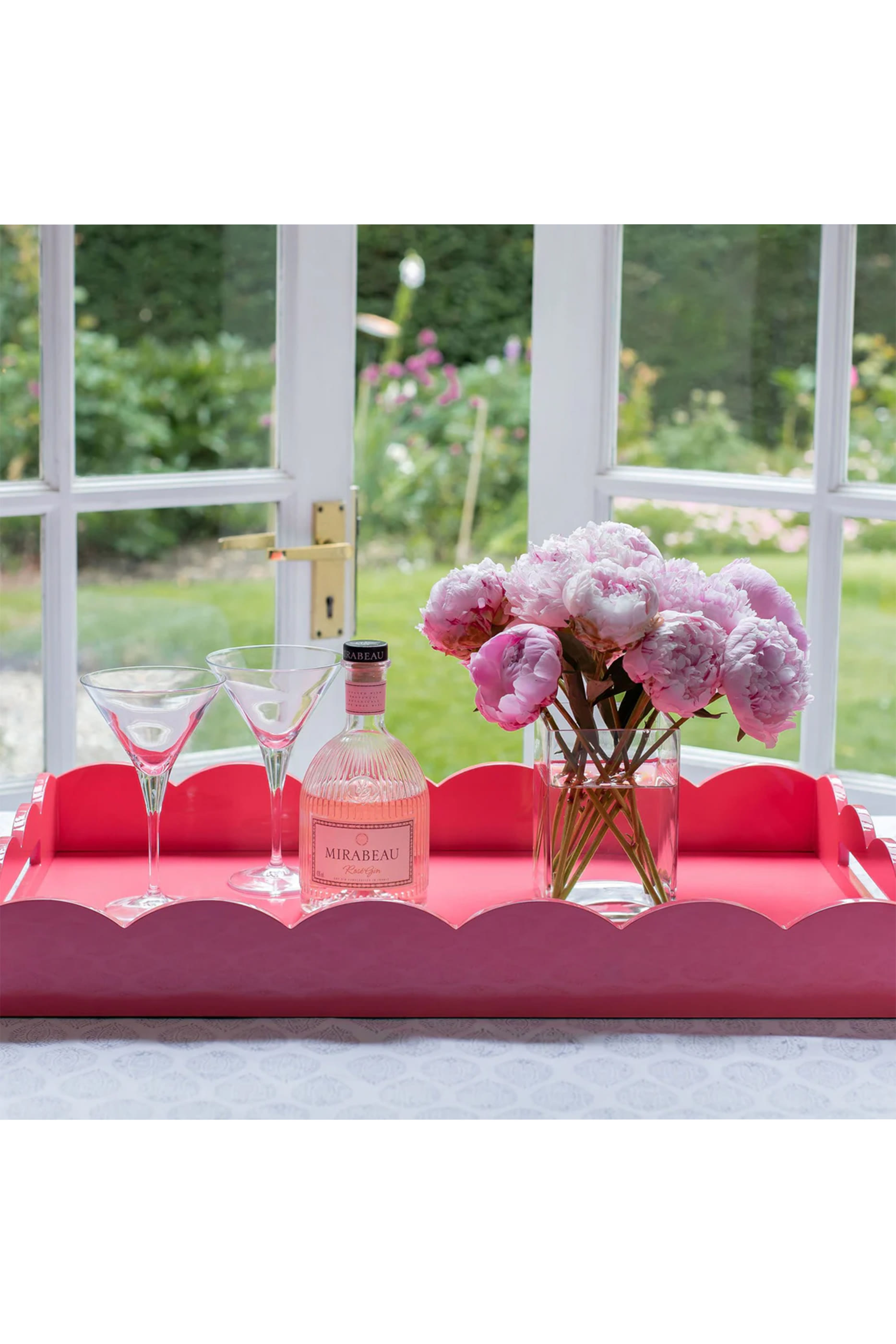 صينية بحواف صدفية مطلية باللكر