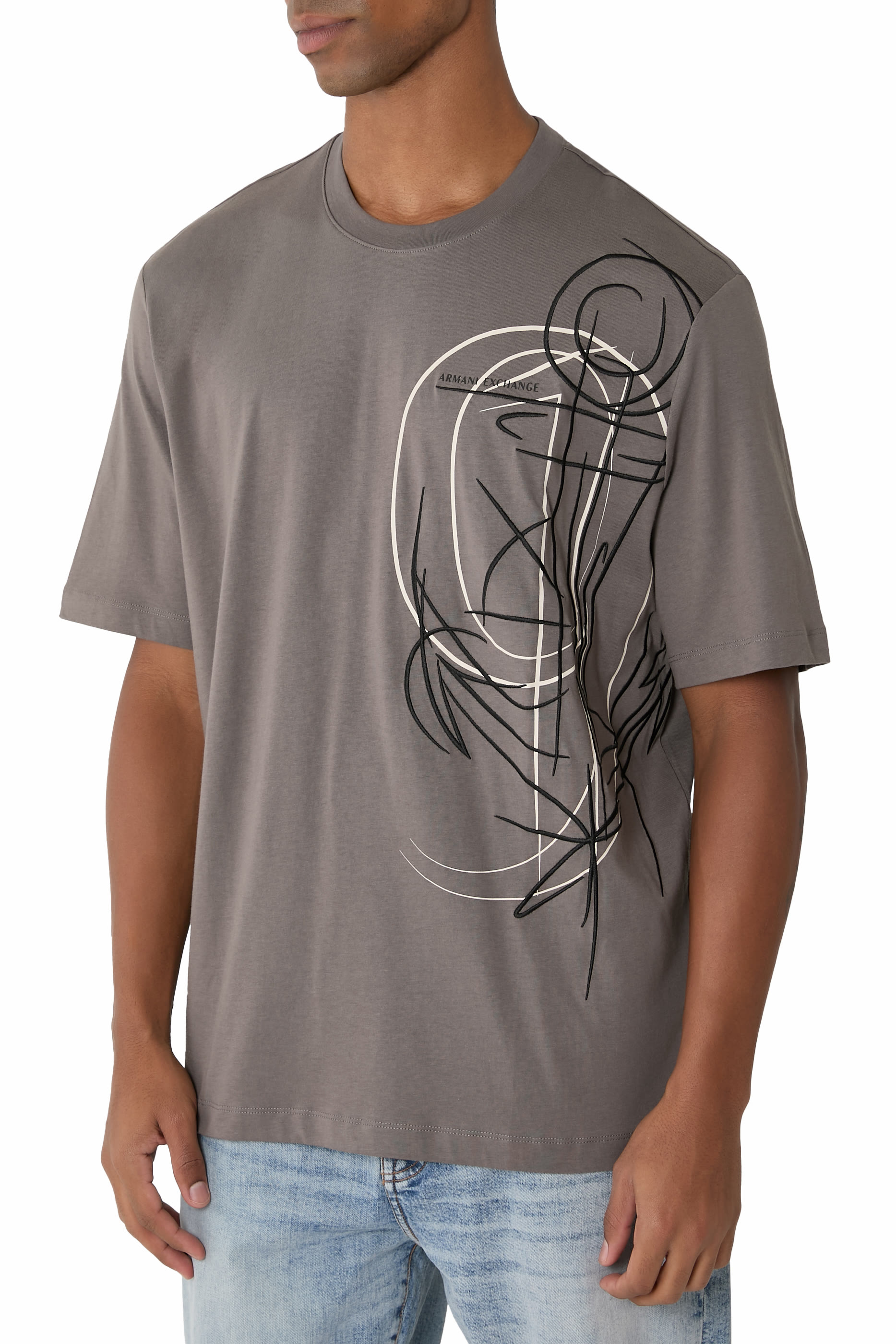 تيشيرت مزين بطبعة بشعار الماركة على الصدر الجانبي