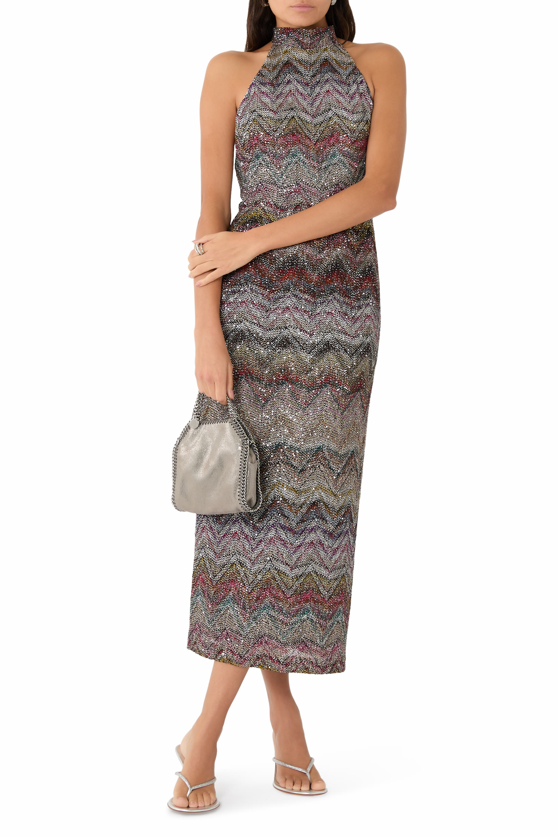 فستان طويل برباط حول العنق ونقشة خطوط متعرجة وترتر