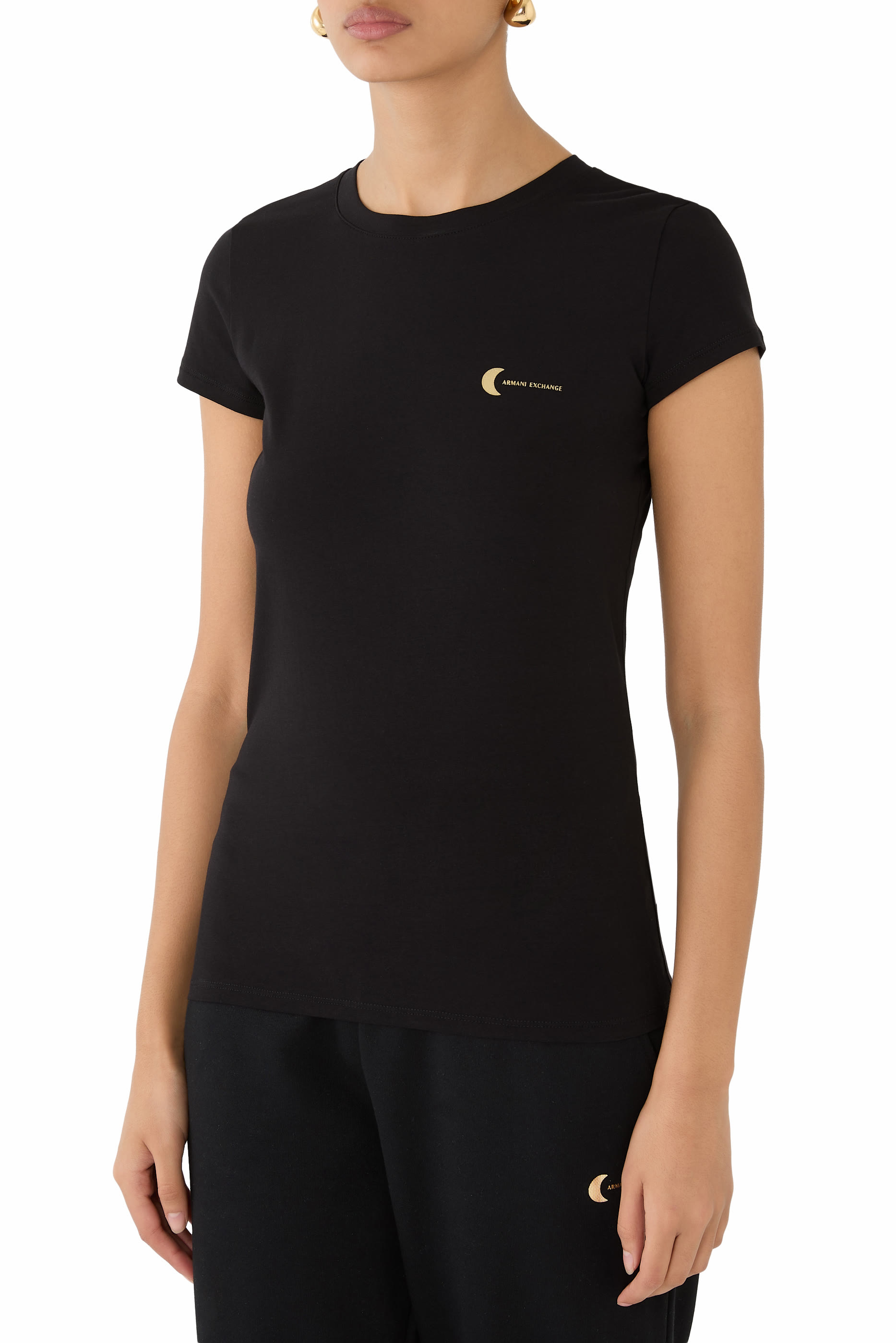 تيشيرت بقصة ضيقة وشعار الماركة بإصدار لرمضان