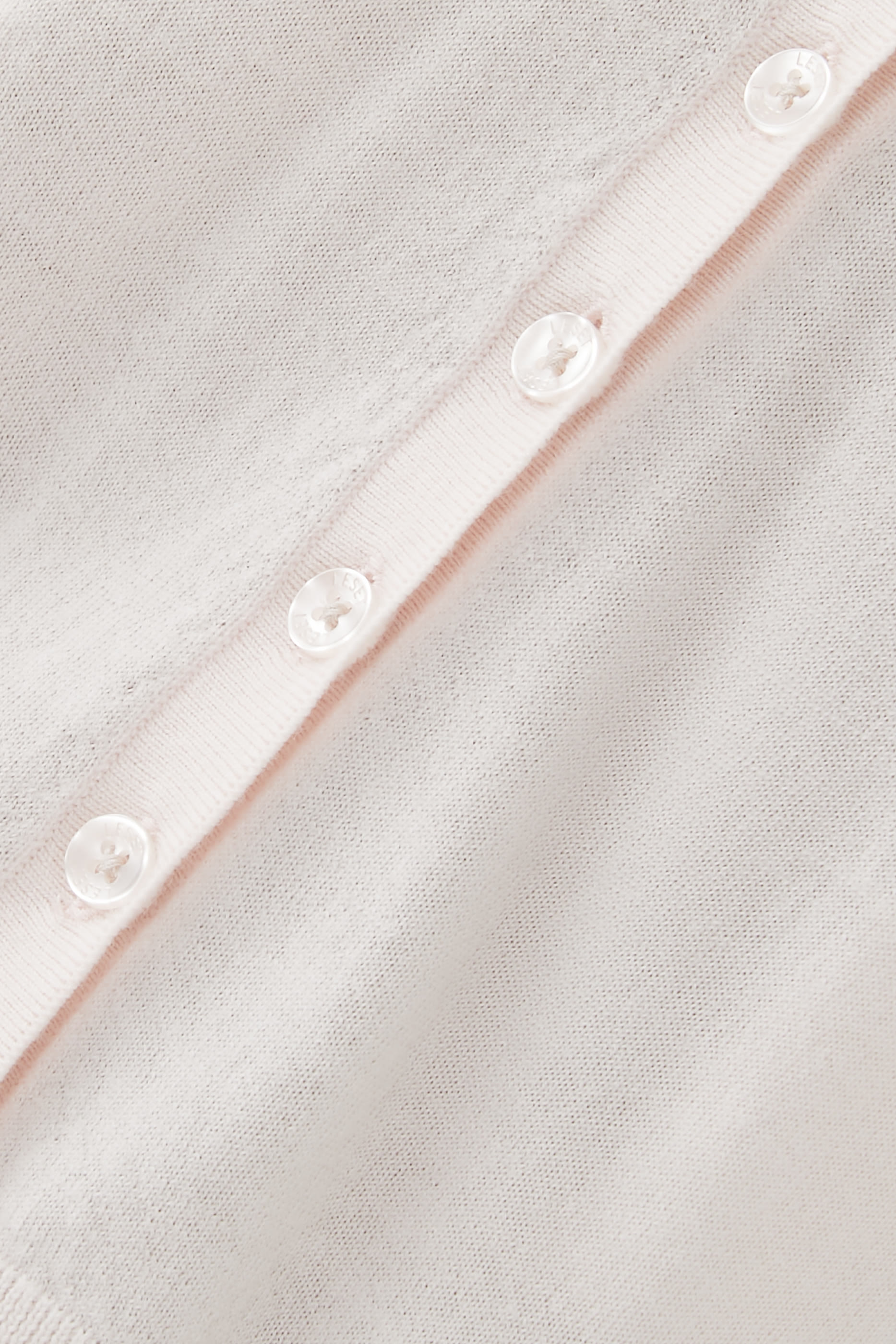 كارديجان جيمس بياقة ضيقة