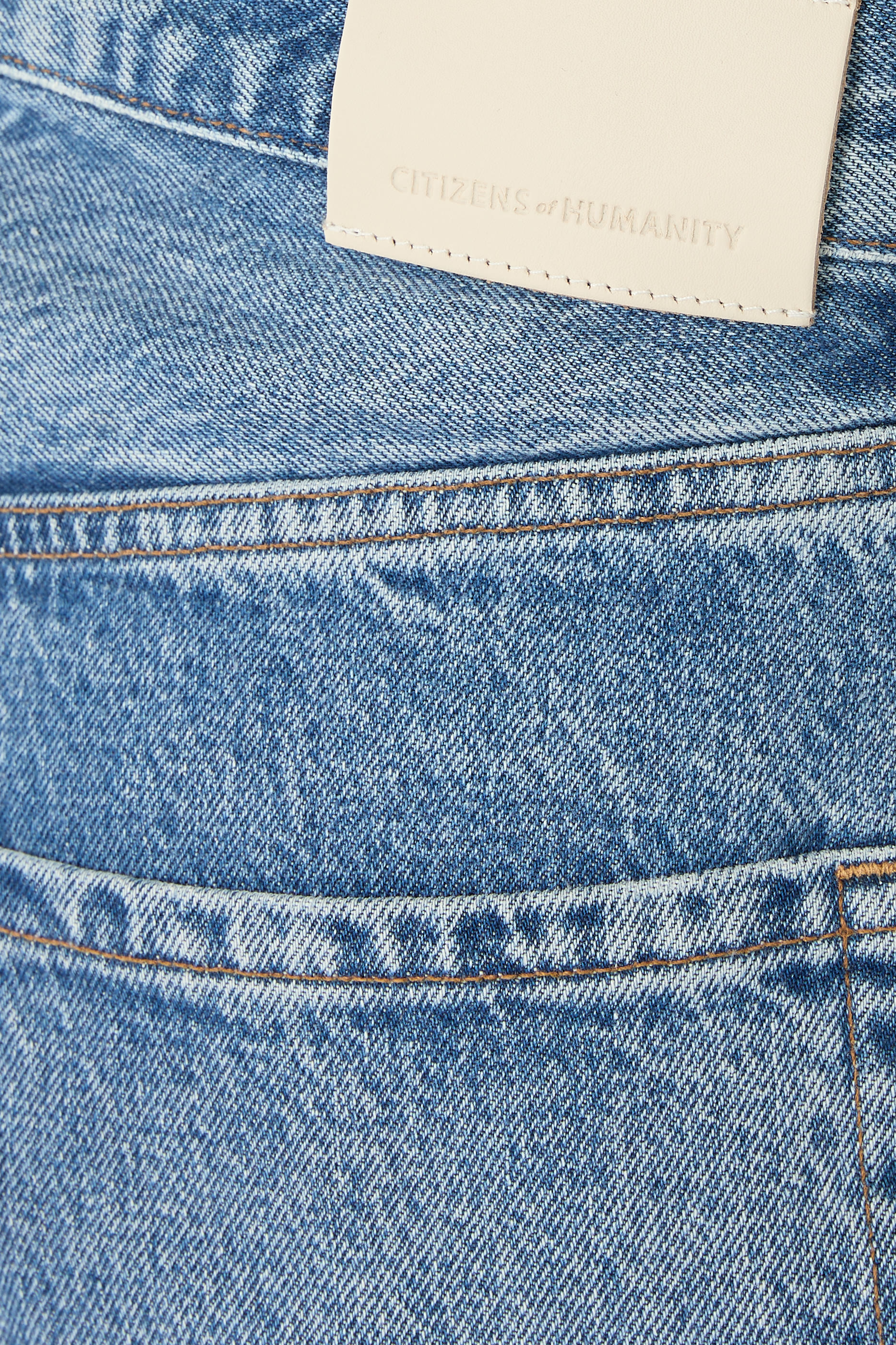 بنطال أيلا بقصة قصيرة وحافة منسلة دنيم