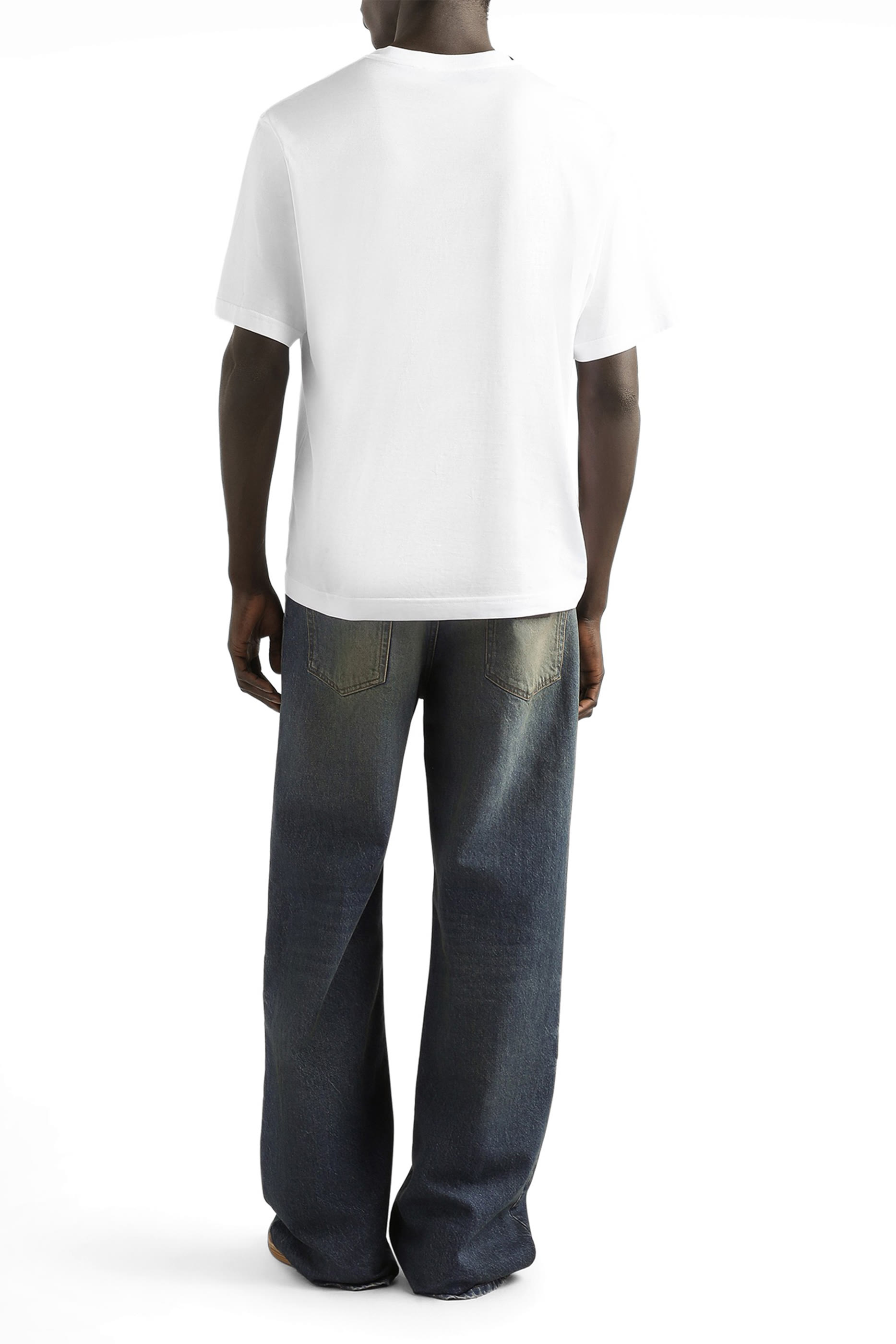 تيشيرت مزين برقعة شعار الماركة