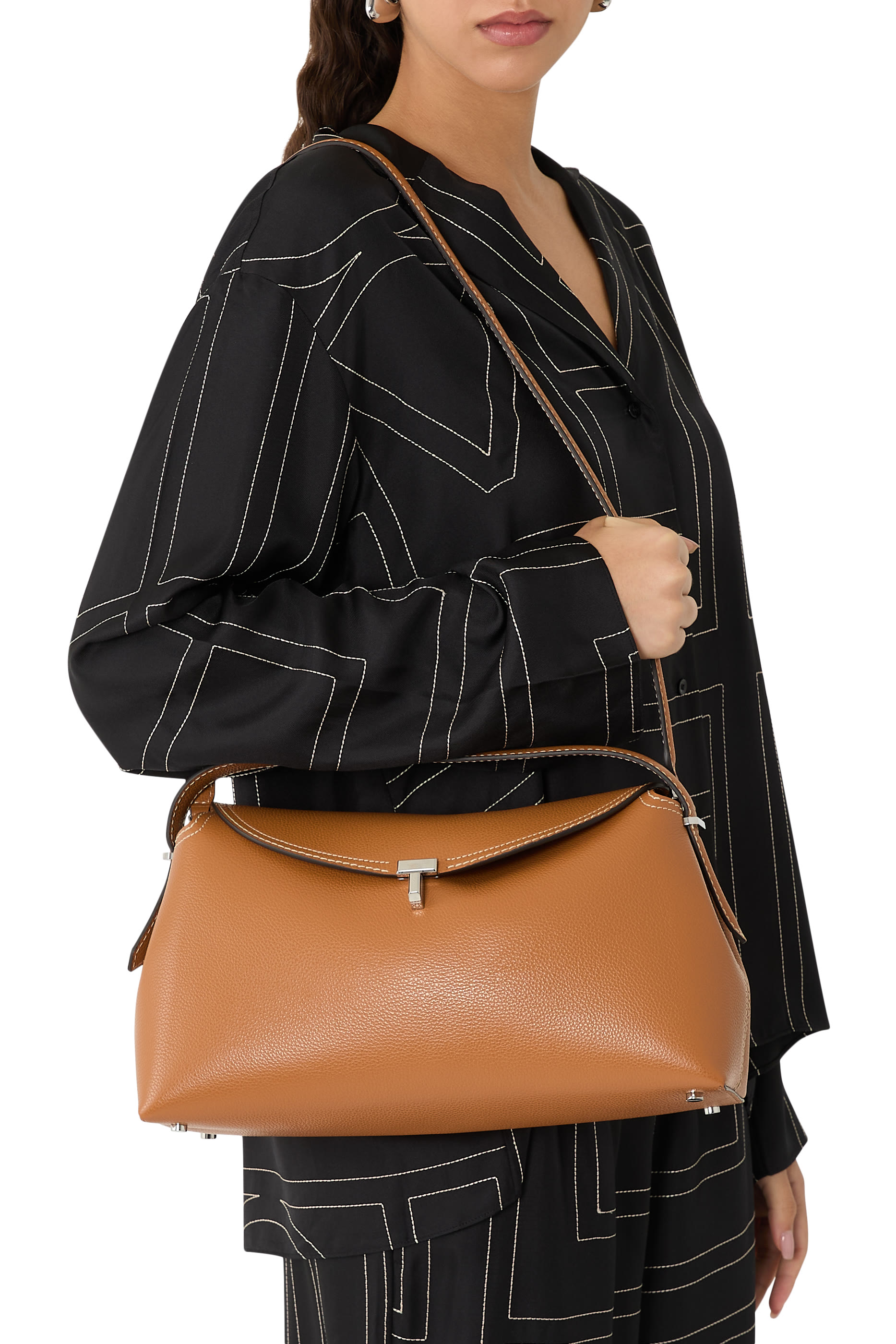 حقيبة يد بإغلاق على شكل حرف T ويد علوية