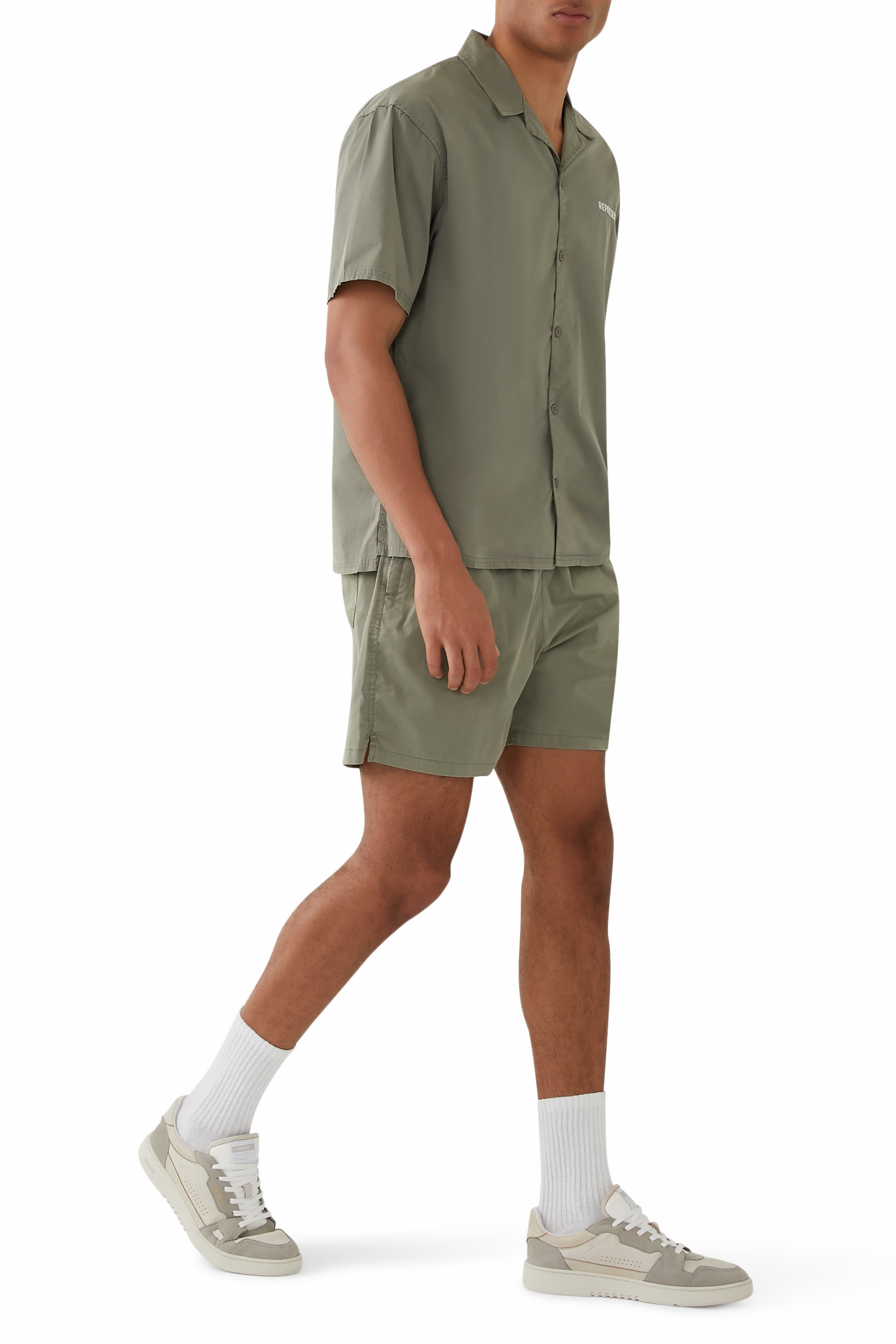 تيشيرت بياقة مطوية وشعار الماركة