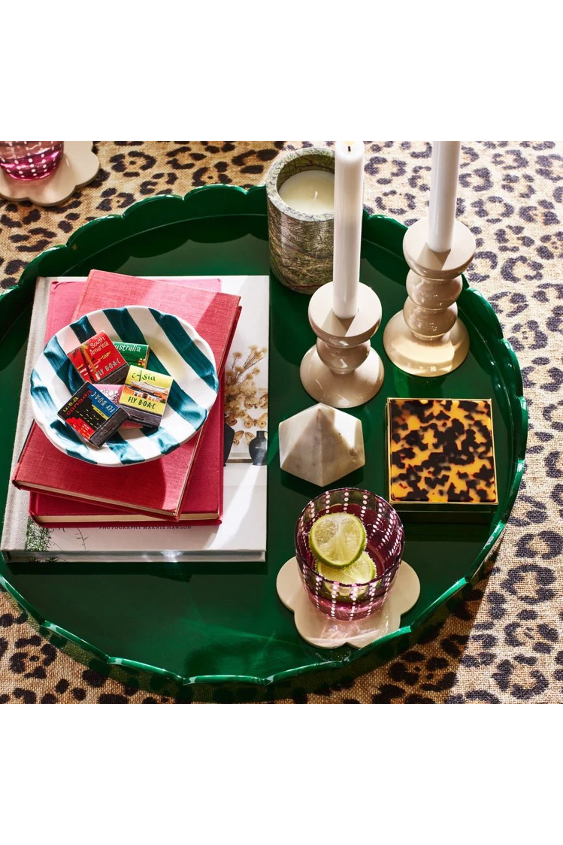 صينية دائرية بحواف صدفية