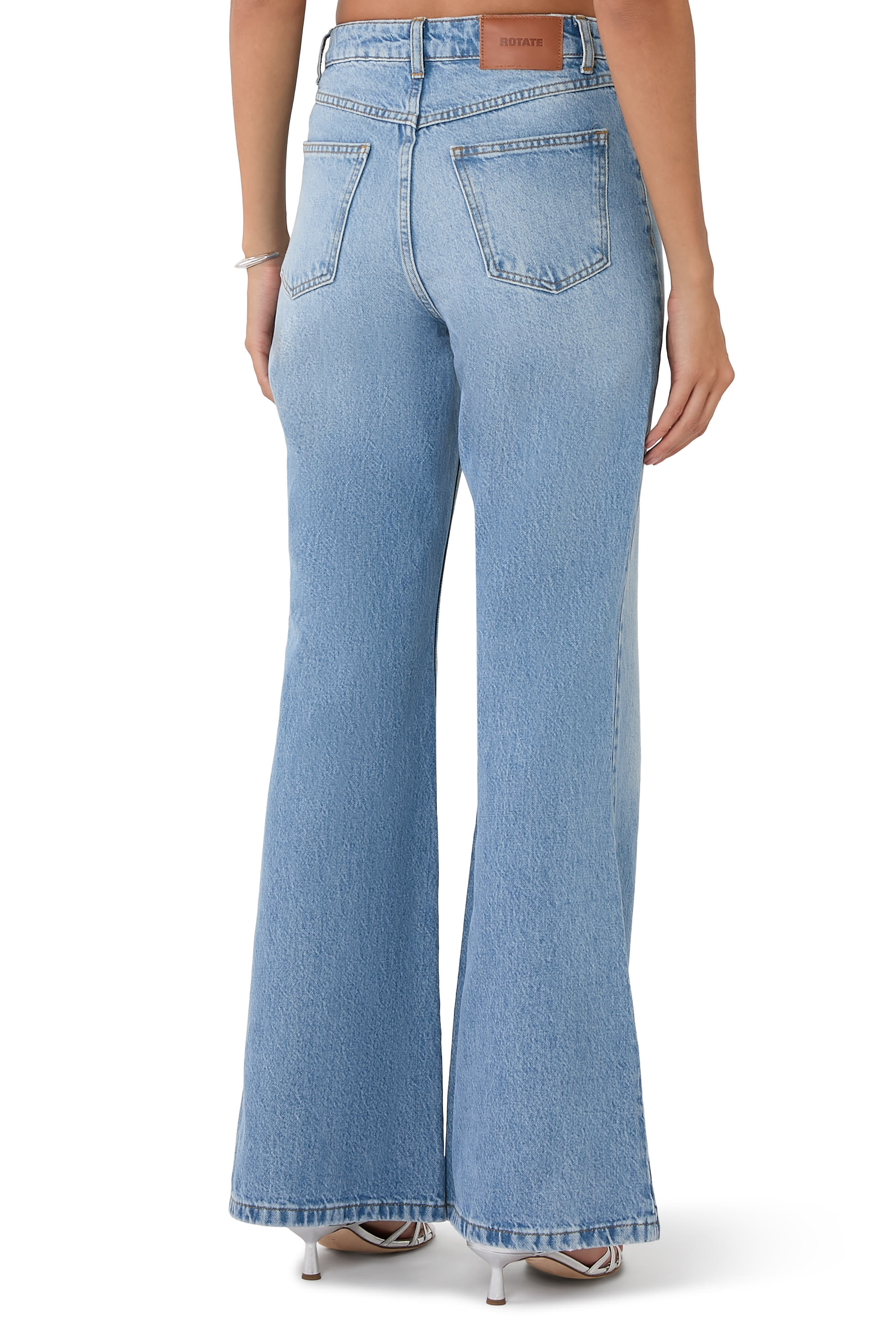 بنطال جينز بقصة ساق واسعة بخصر مرتفع