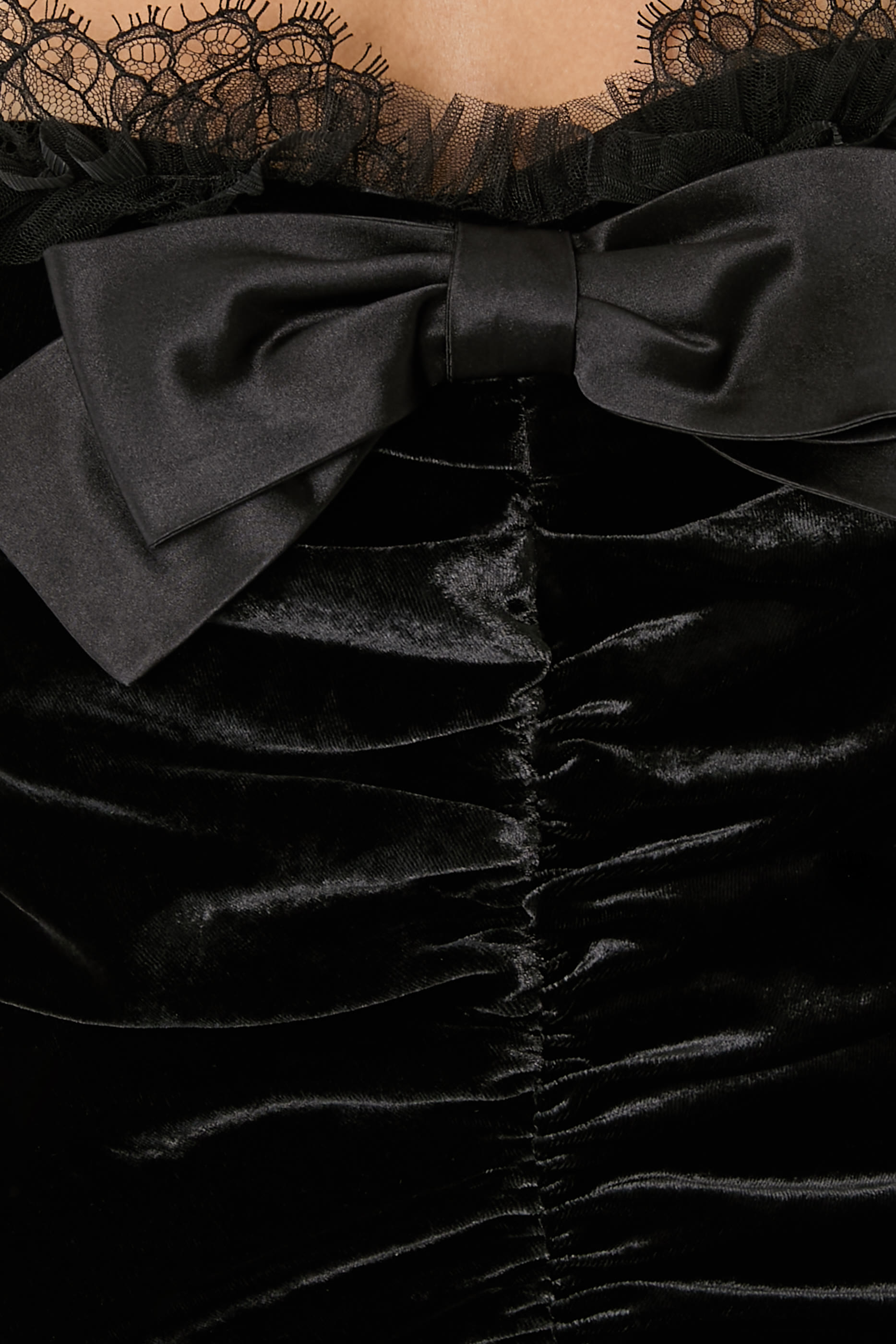 فستان مخمل بتفاصيل دانتيل عند الصدرية