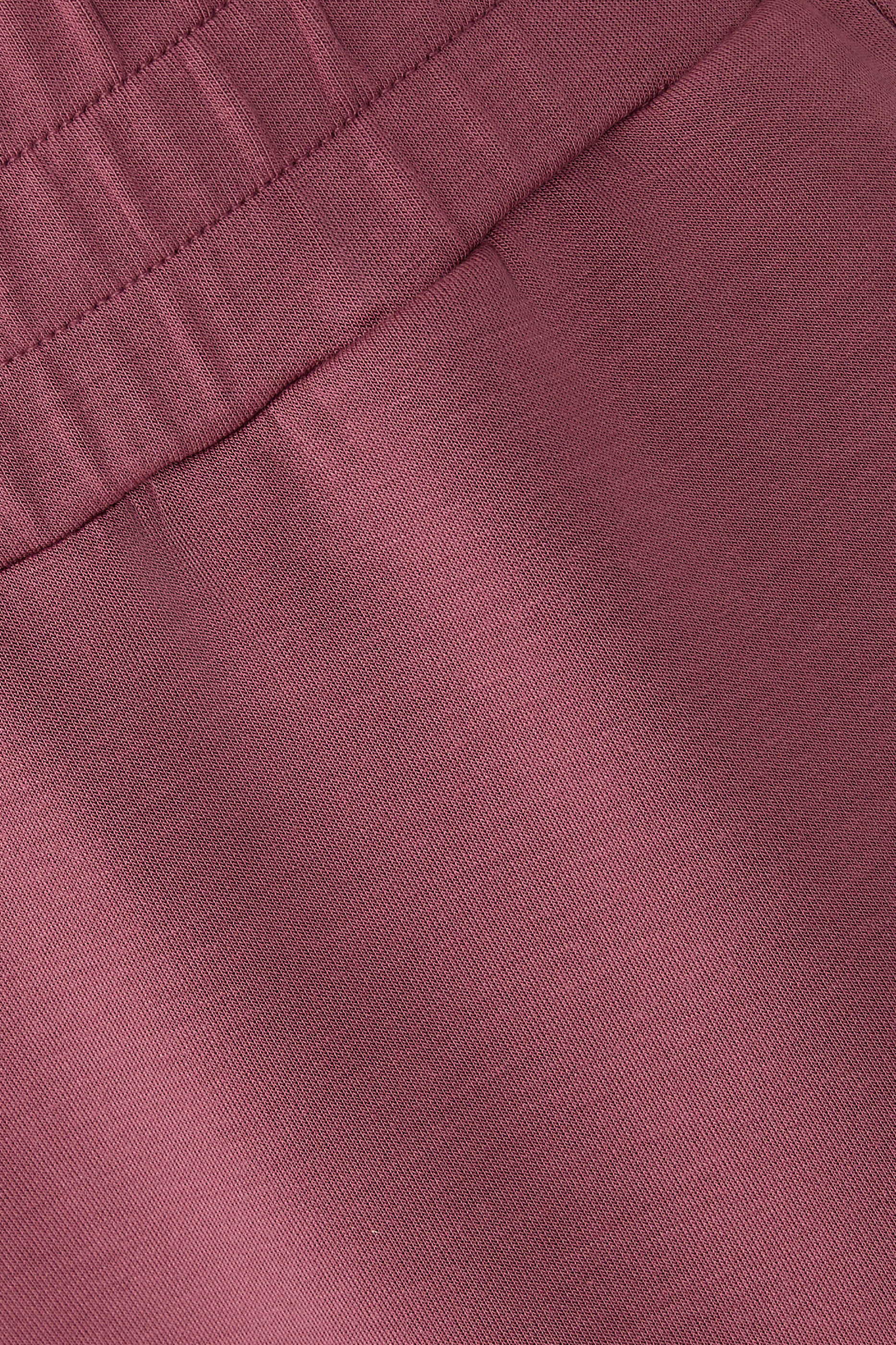 بنطال بقصة ضيقة وأساور