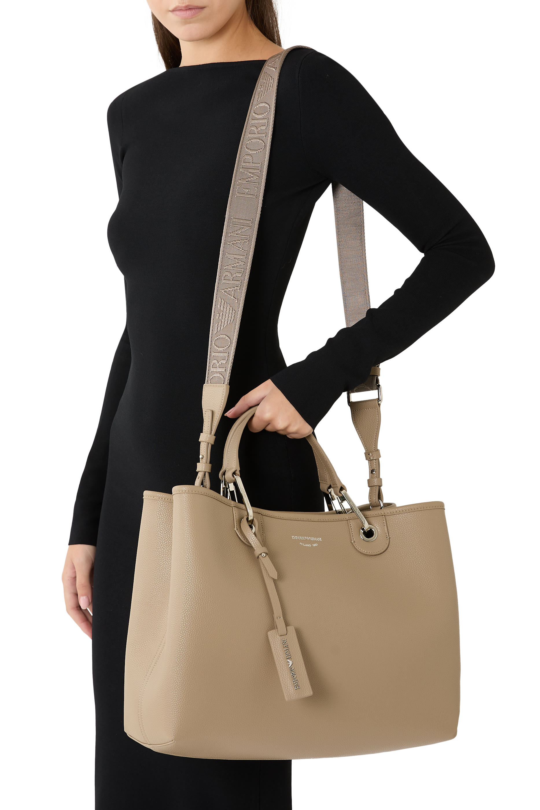 حقيبة يد بشعار الماركة