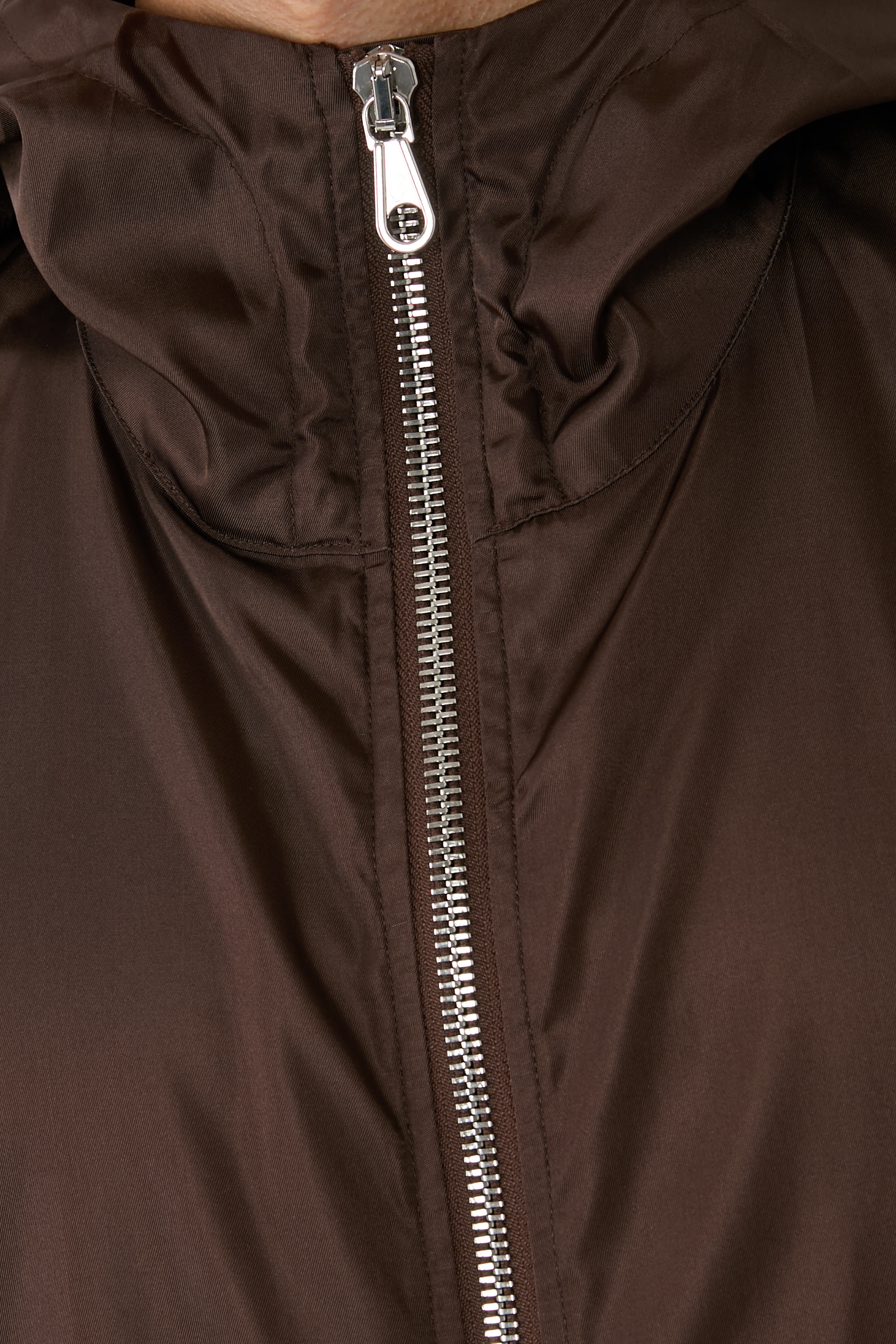 جاكيت بغطاء رأس نايلون مقاوم للرياح