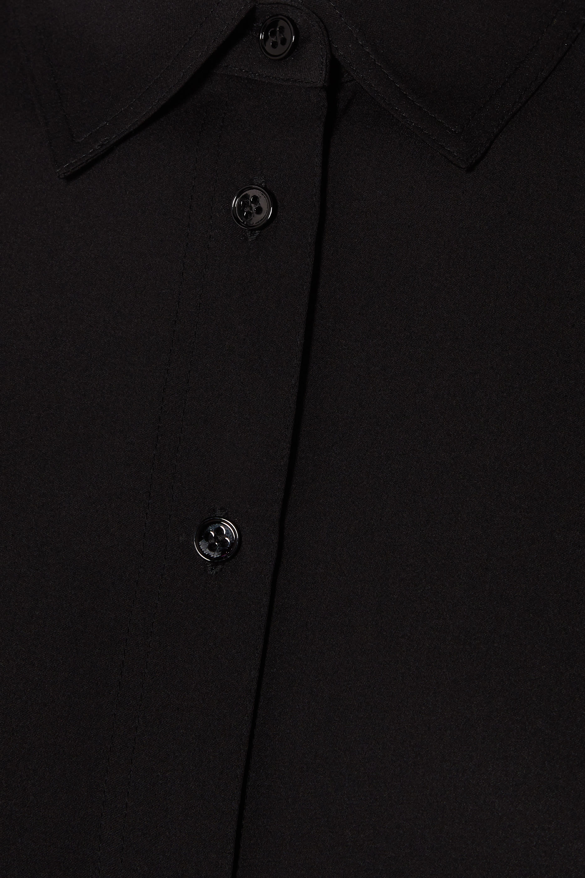 بلوزة حرير بقصة ضيقة