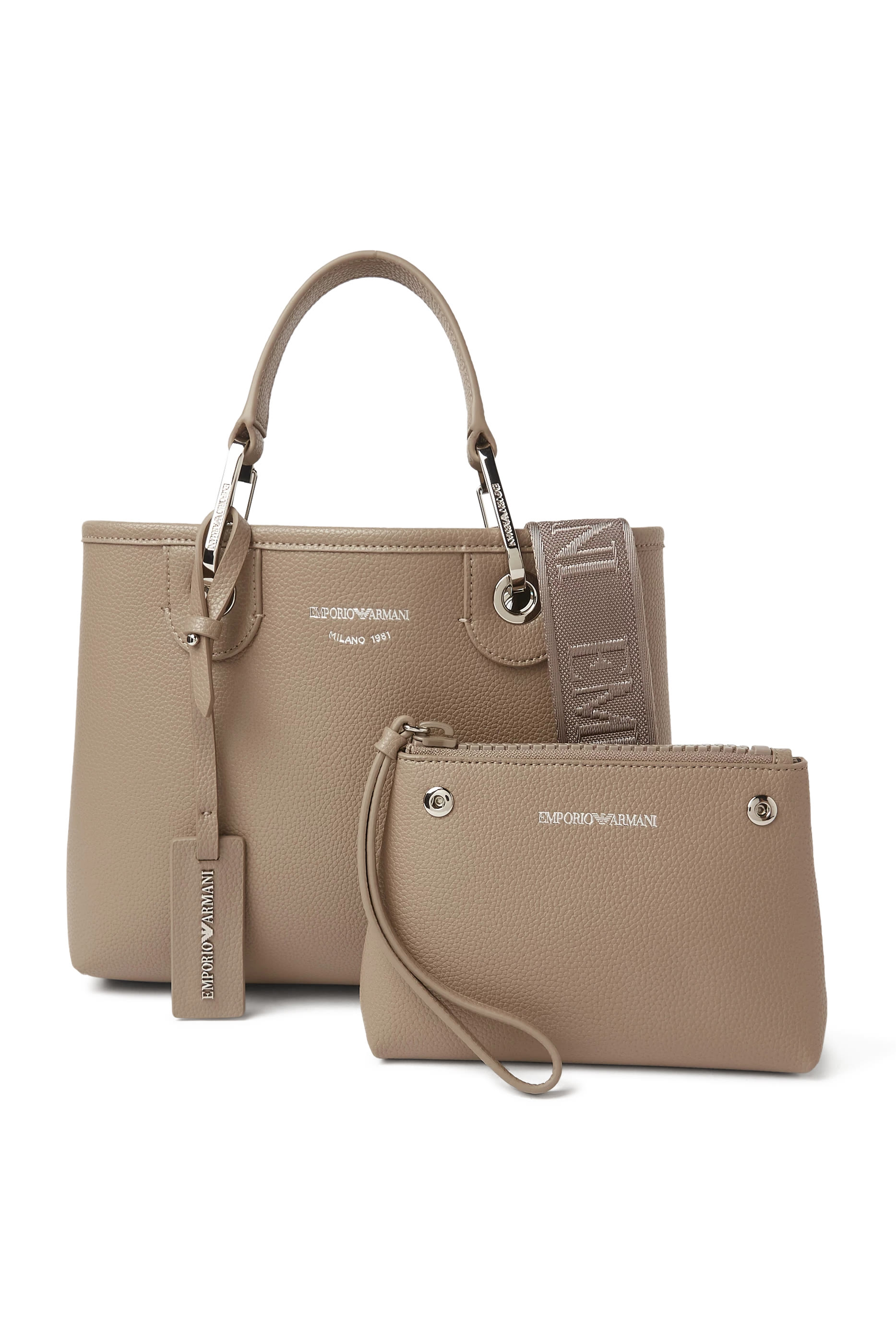 حقيبة يد مزينة بشعار الماركة