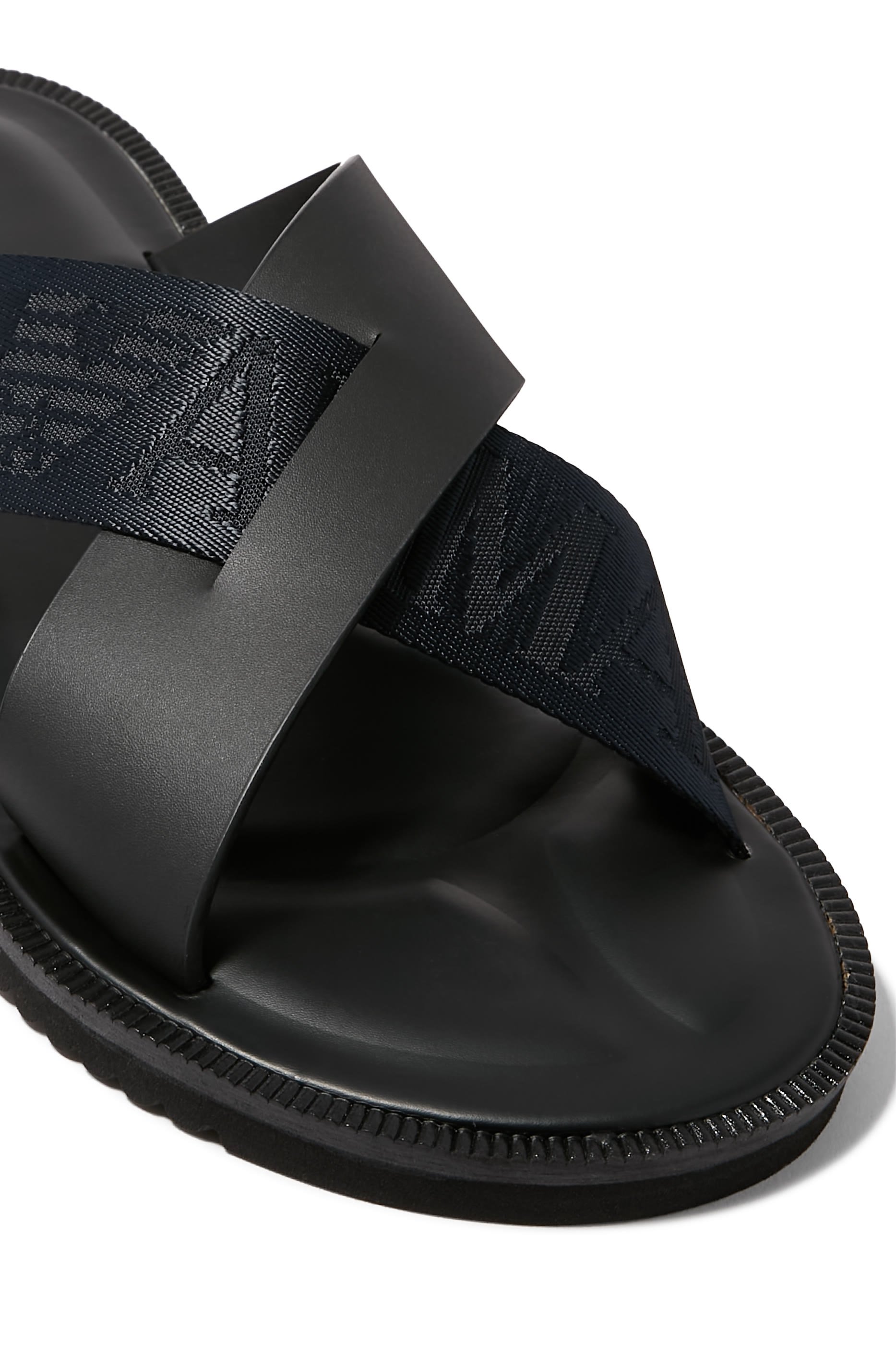 حذاء خفيف بسيور متقاطعة بشعار الماركة