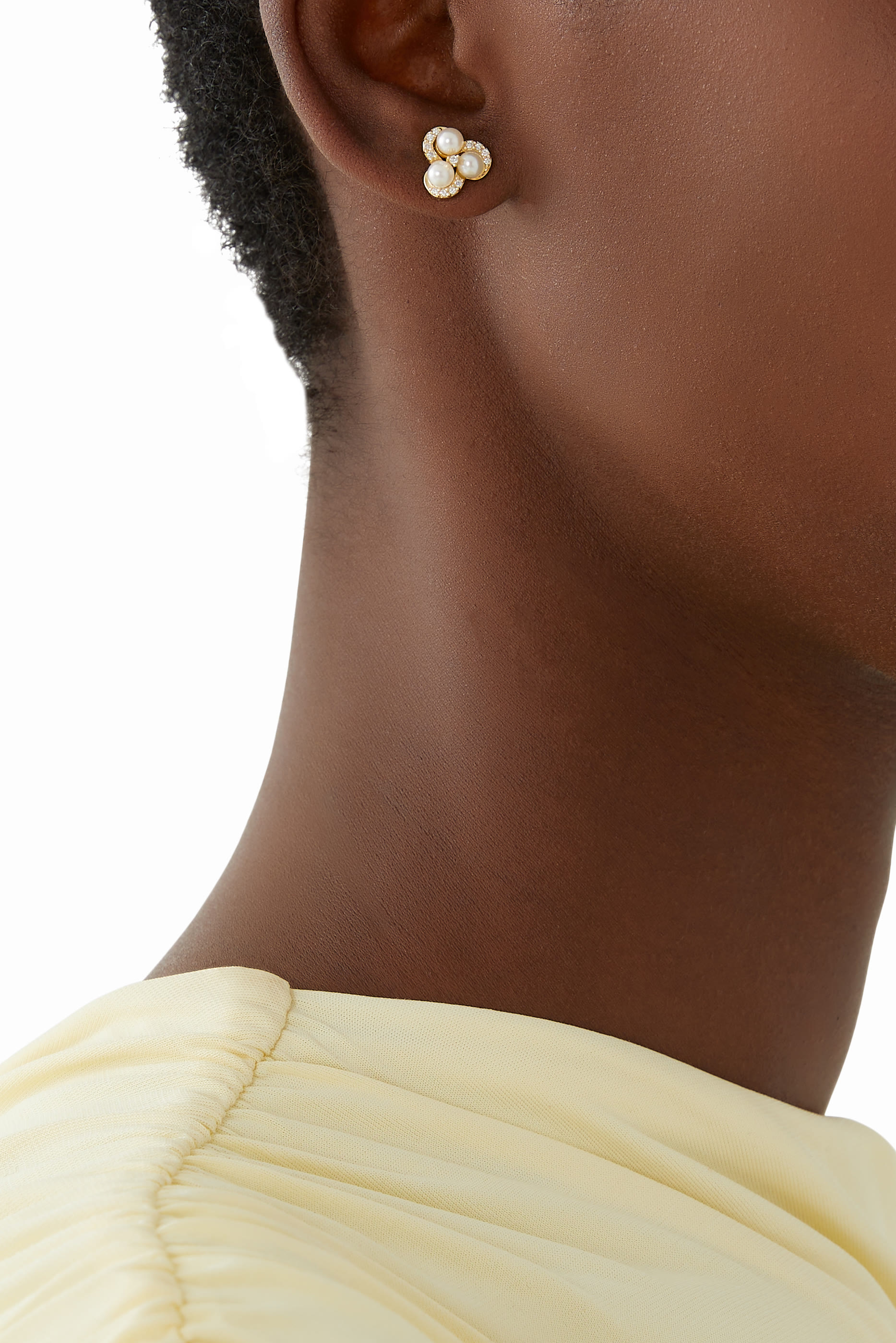 أقراط بتصميم ملفوف مزينة بالماس واللؤلؤ، ذهب أصفر عيار 18