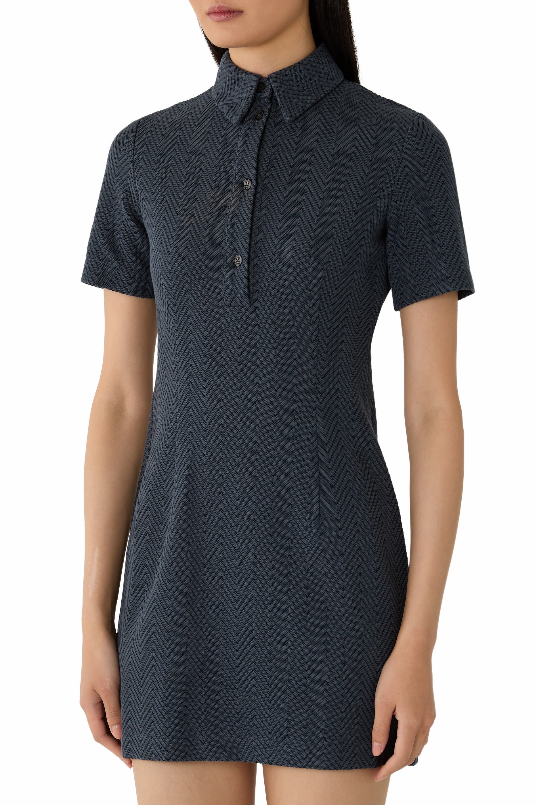 فستان قصير بنمط قميص بولو بنقشة خطوط متعرجة