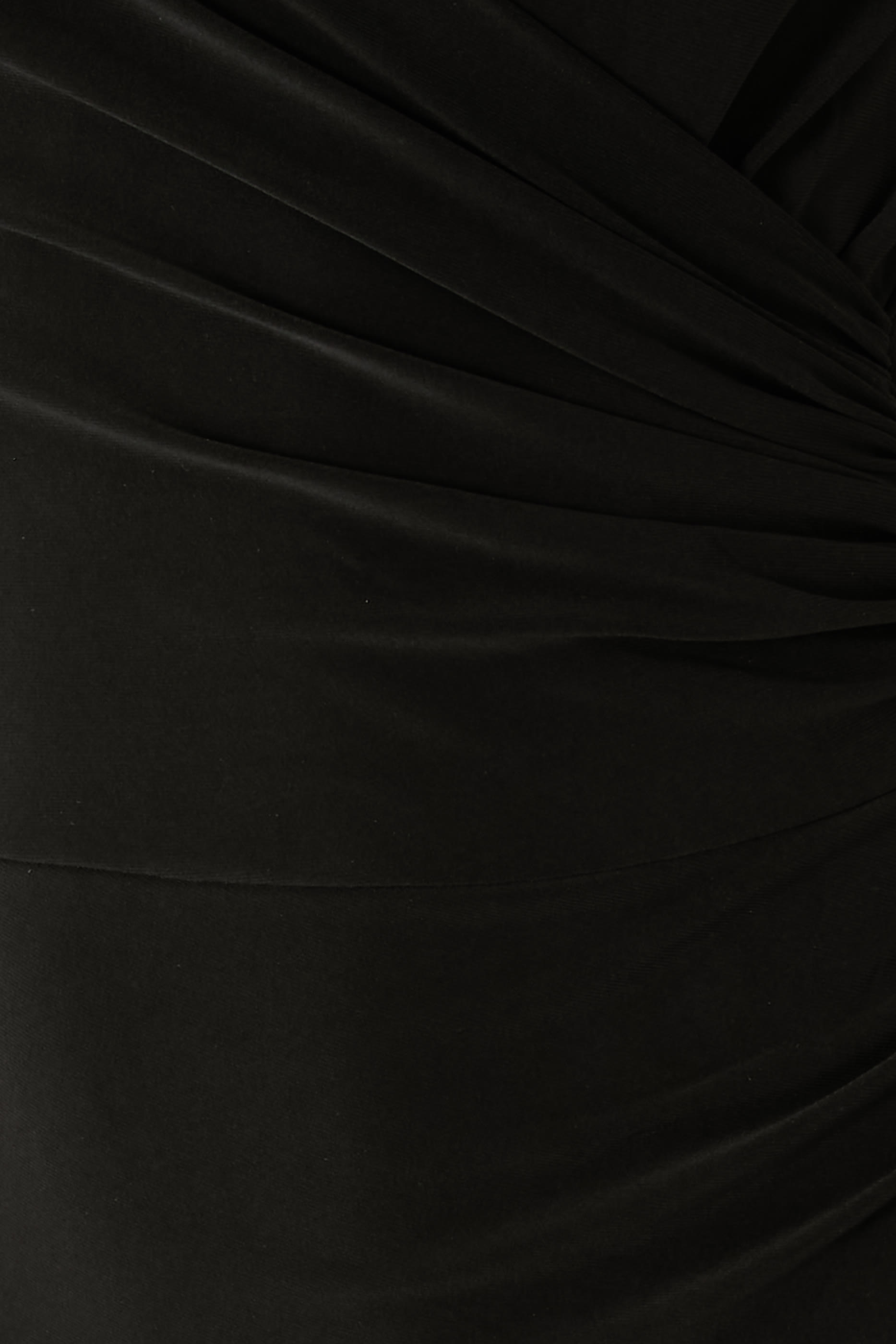 فستان سهرة بتصميم درابيه على الجانب وكتف مكشوف