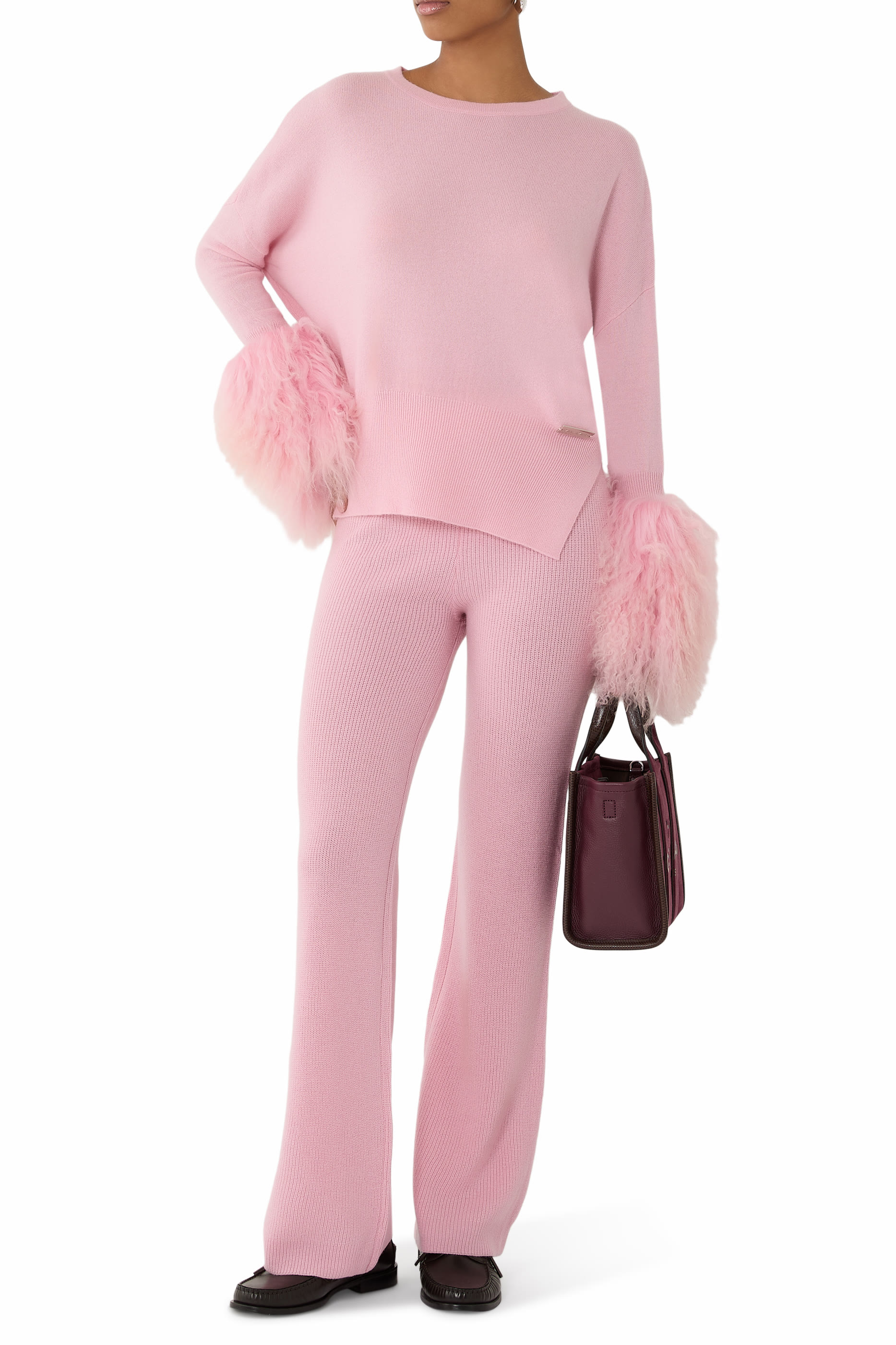 كنزة بياقة مستديرة وأساور بفرو