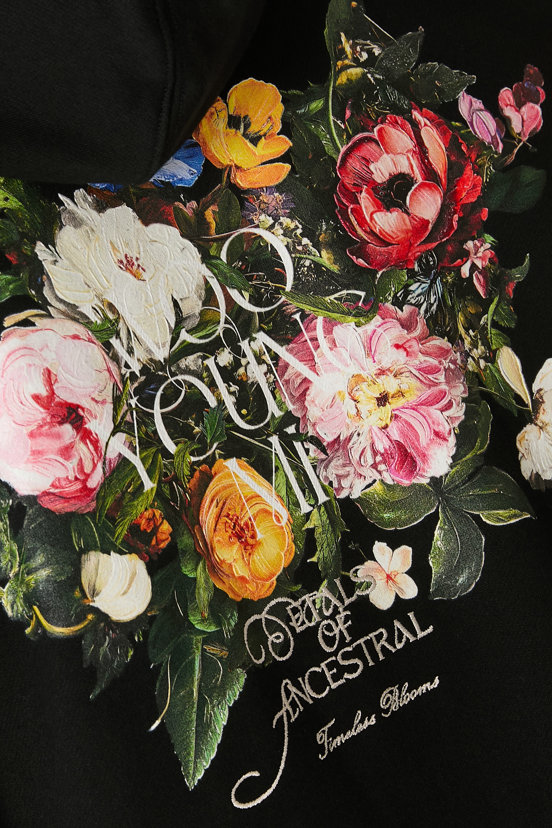  هودي بطبعة أزهار في الظهر وشعار الماركة