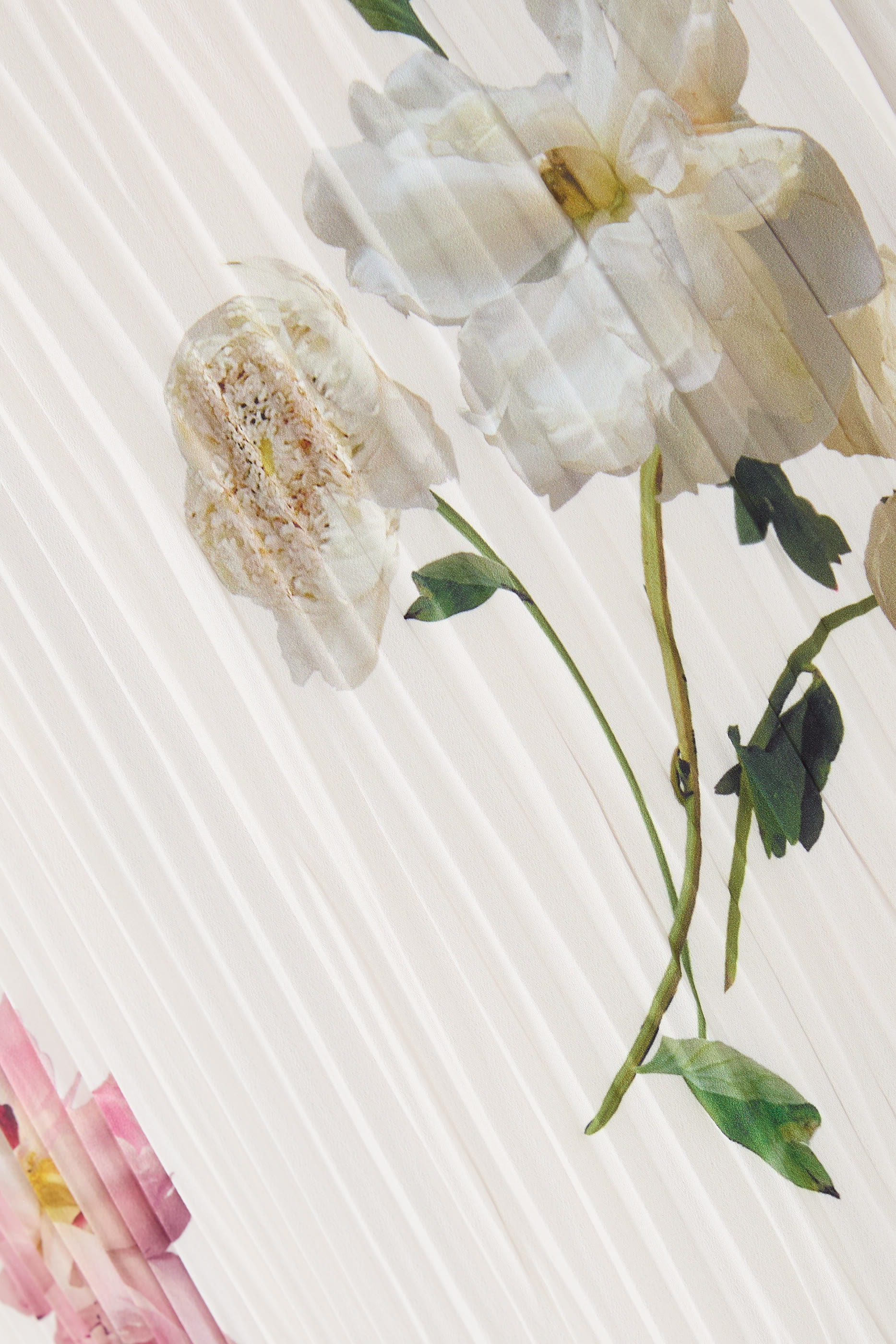 تنورة بربطة جانبية وطيات مزينة بطبعة الفاونيا الذابلة