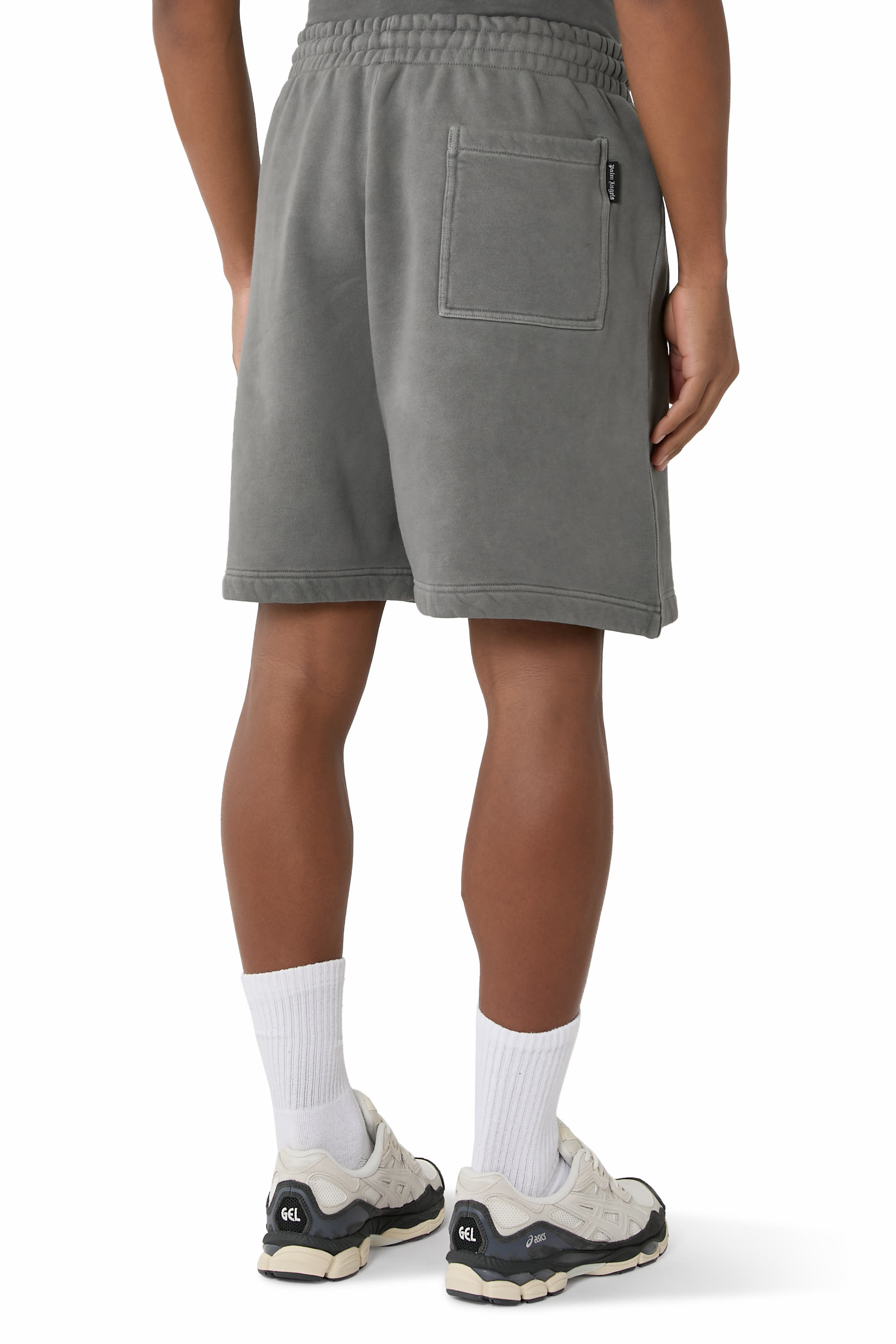 شورت رياضي بشعار الماركة على الخصر