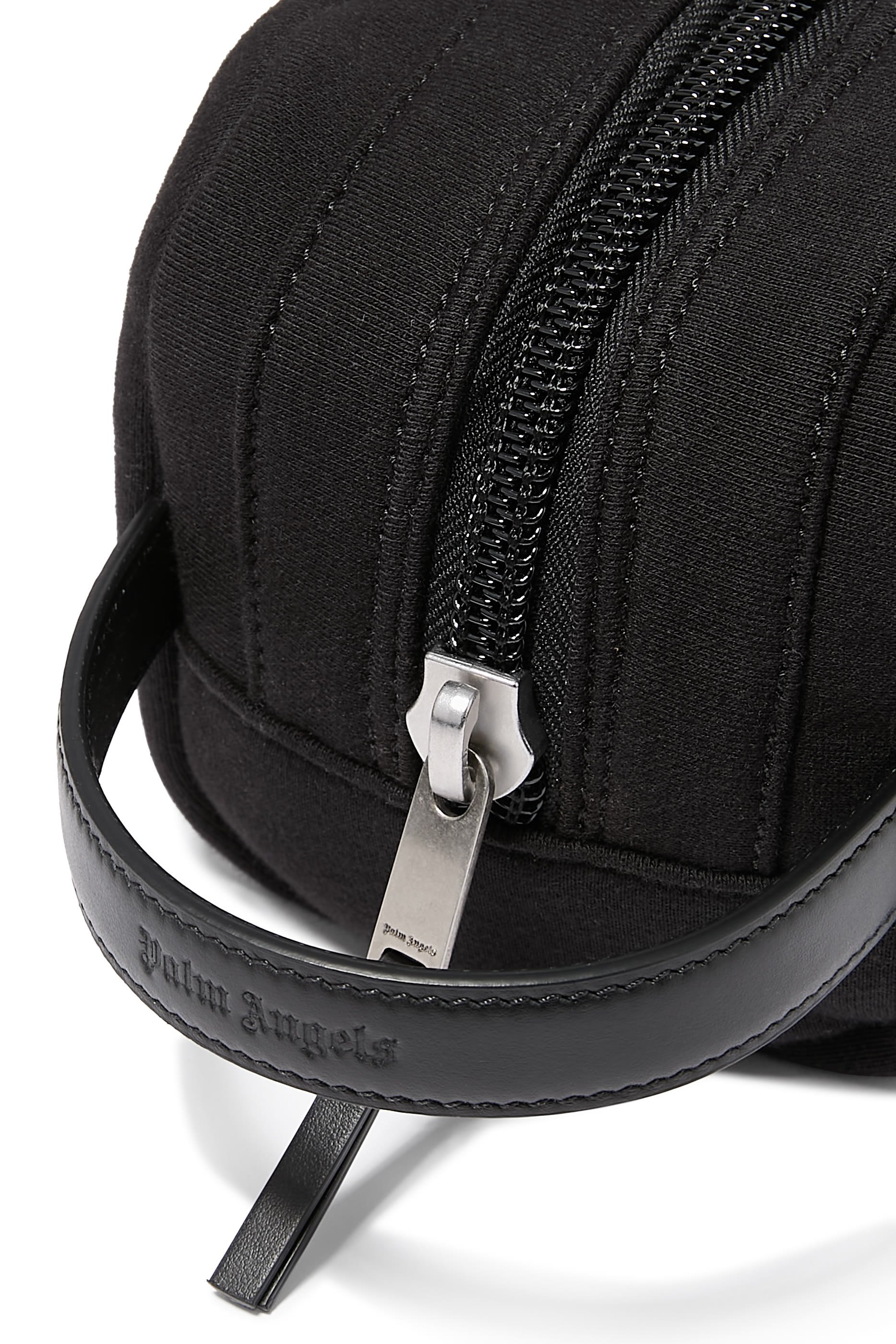 حقيبة صغيرة بشعار الماركة الكلاسيكي