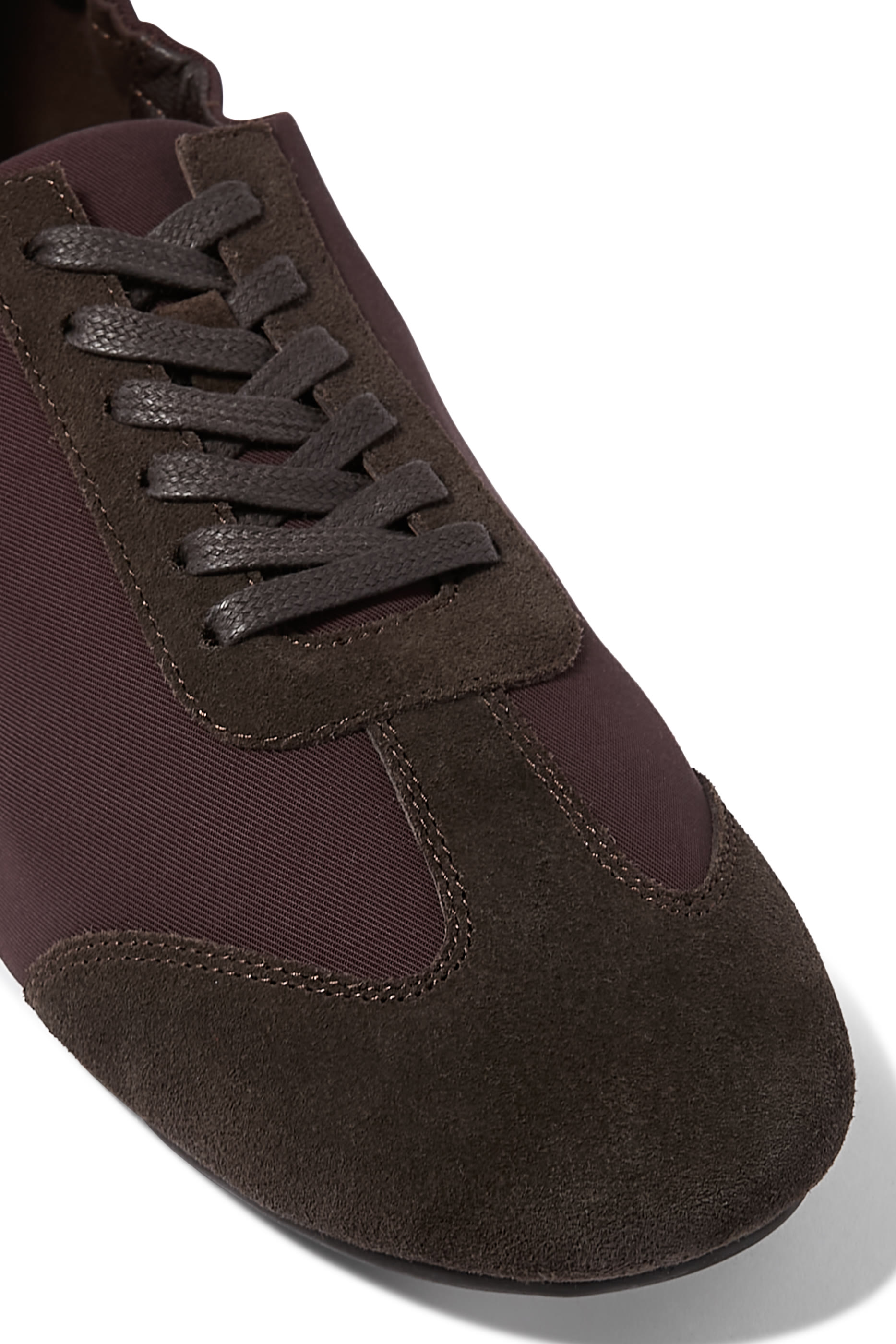 سنيكرز بنمط حذاء بالرينا